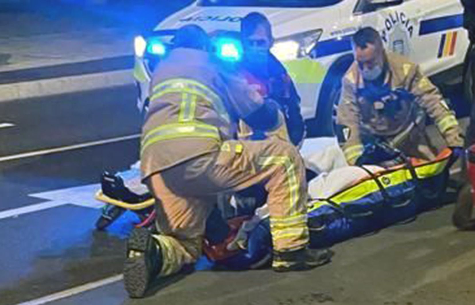 Bombers sanitaris atenen la noia ferida.