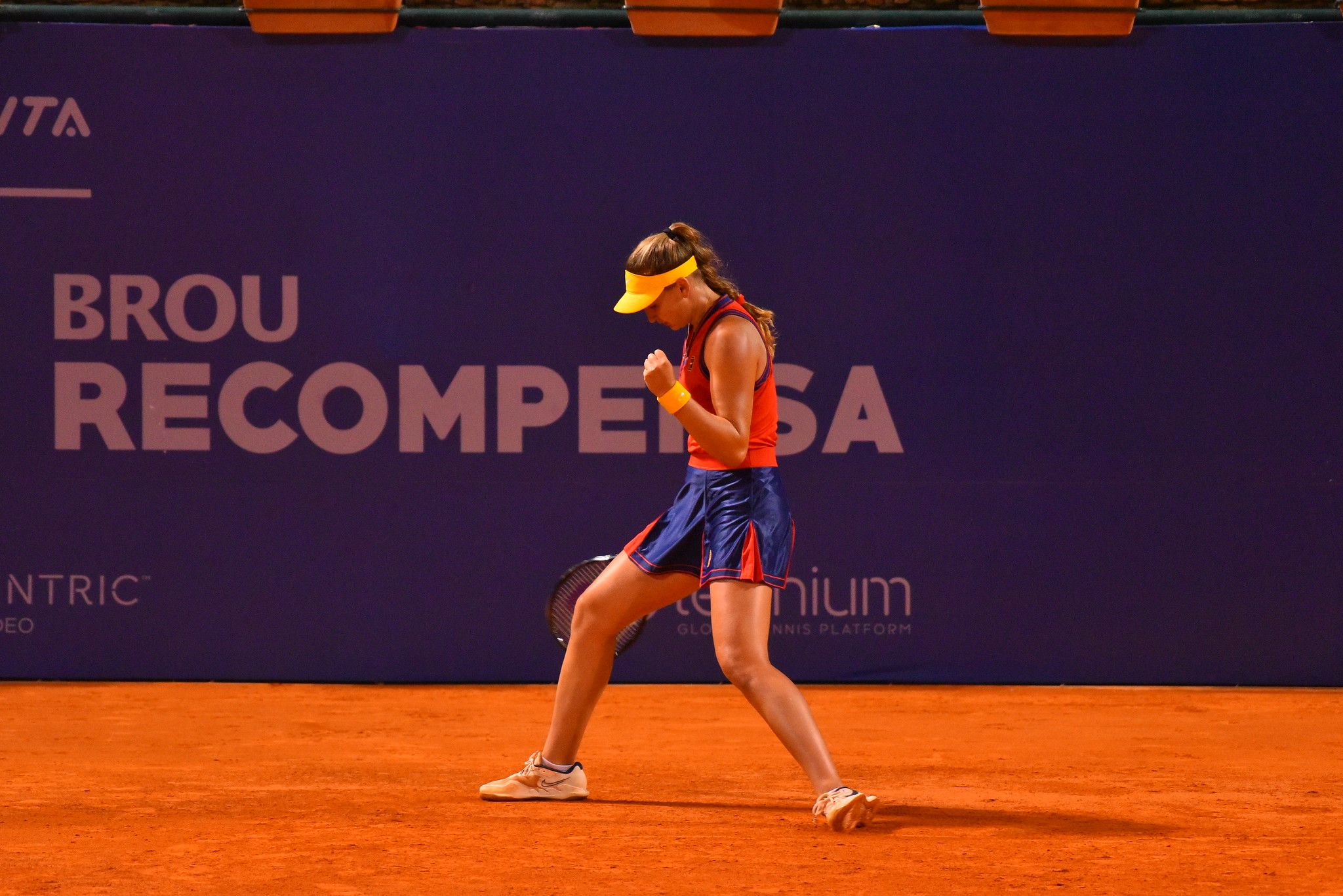 Vicky Jiménez celebra un dels punts aconseguits a Montevideo.