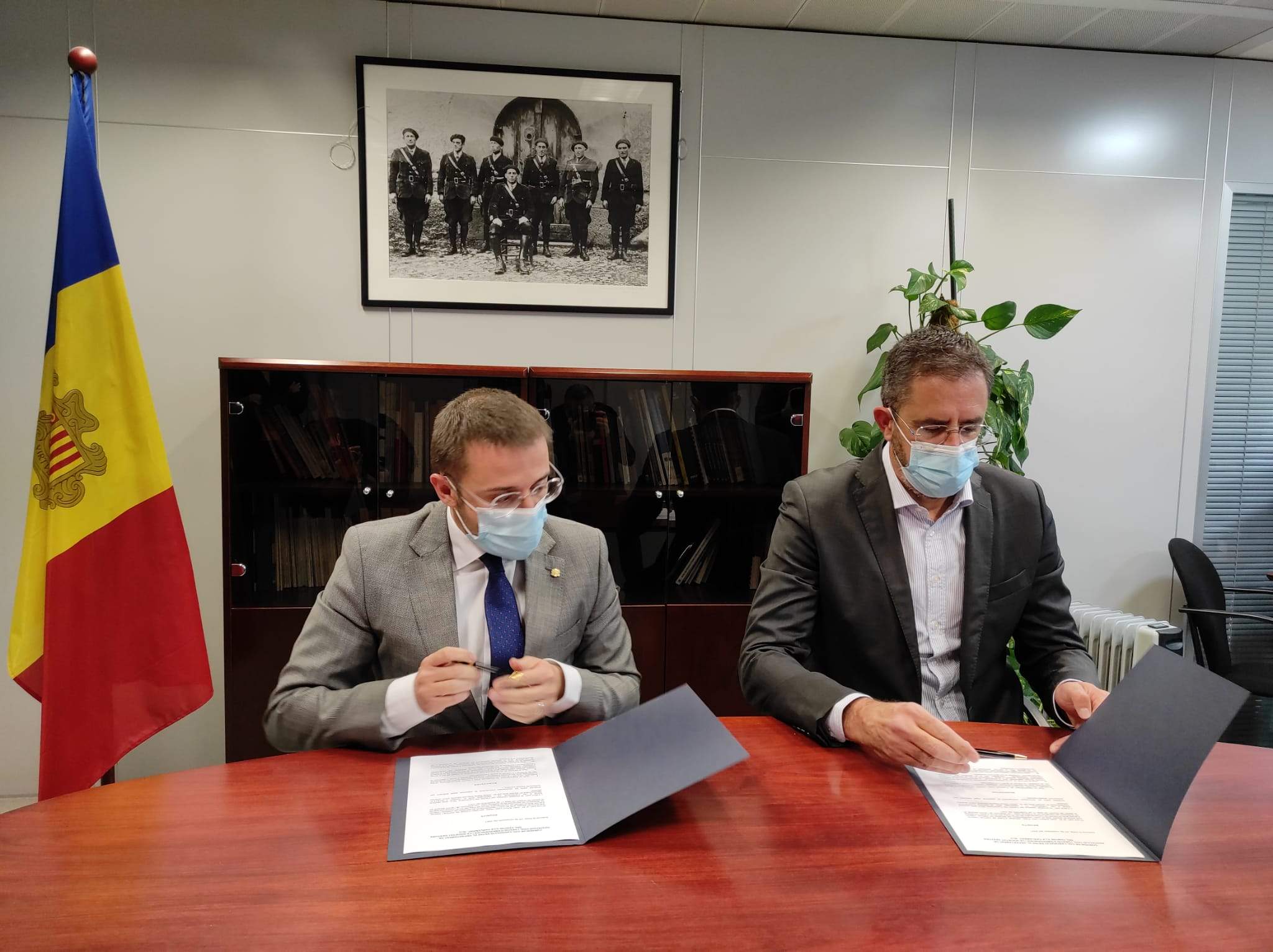 Joan León i Josep Maria Bagudà durant la signatura del conveni.