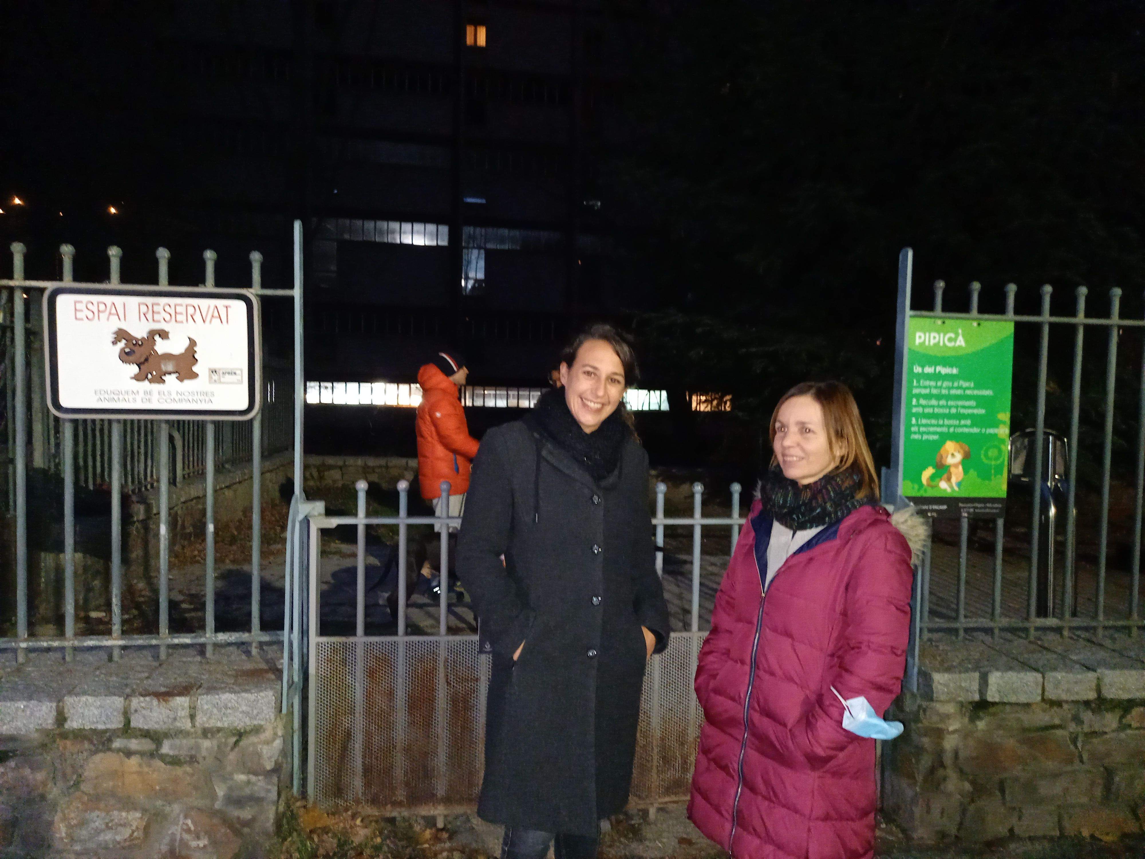 Maria Nazzaro i Marta Pujol, al costat d'un pipican d'Encamp.