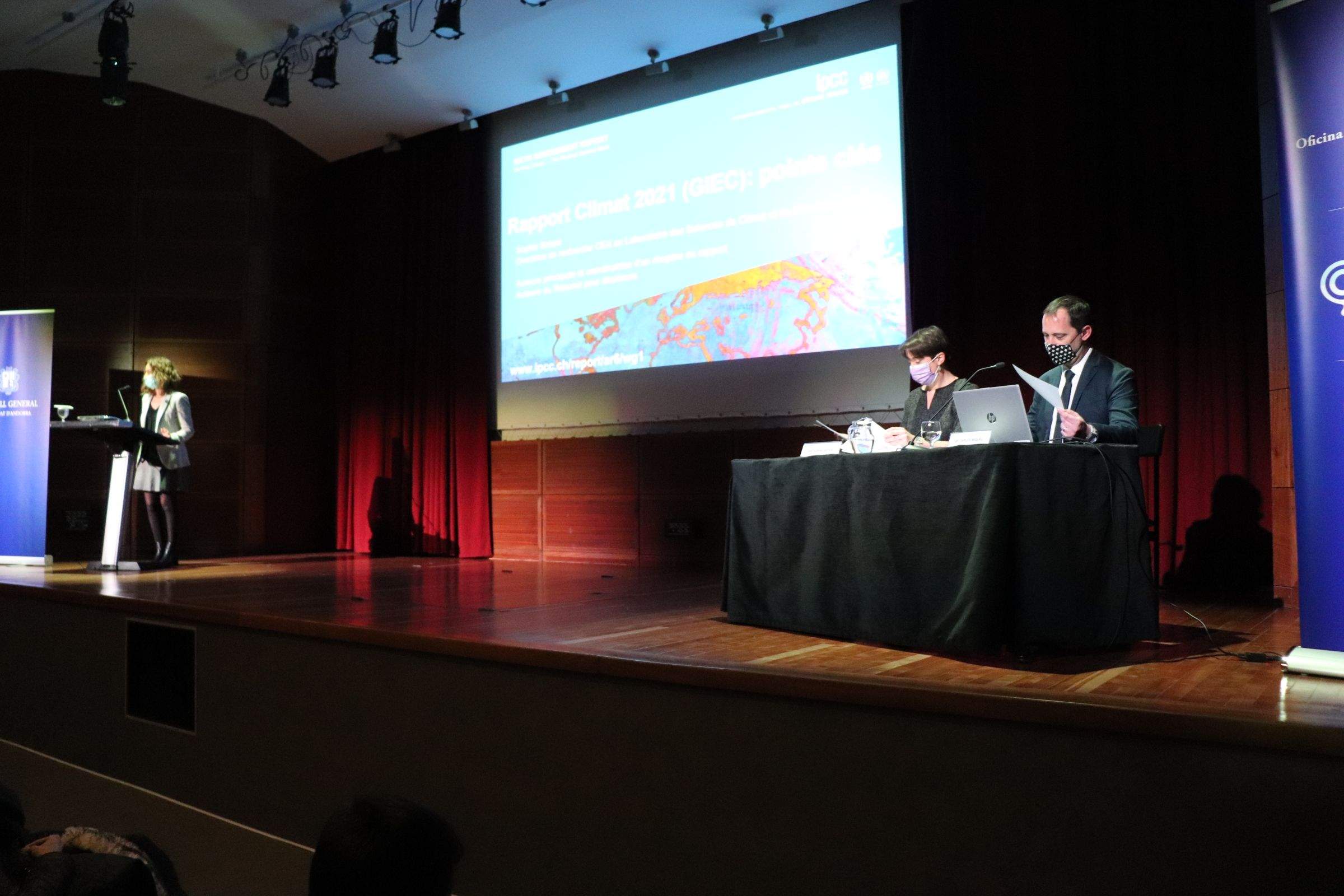 La ministra, Silvia Calvó, inaugurant la conferència de la científica, Sophie Szopa.