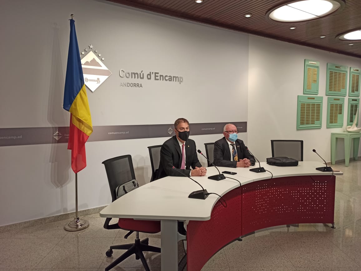 Rios i Riba, en una roda de premsa a la sala del consell.