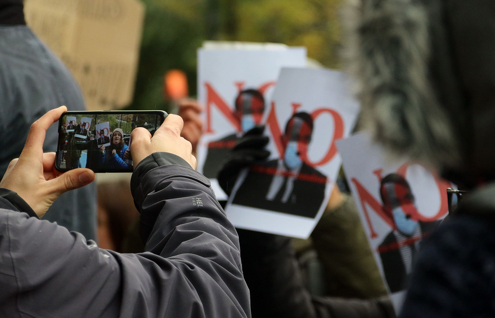 Captant imatges del controvertit cartell que caracteritza el ministre de Hitler.