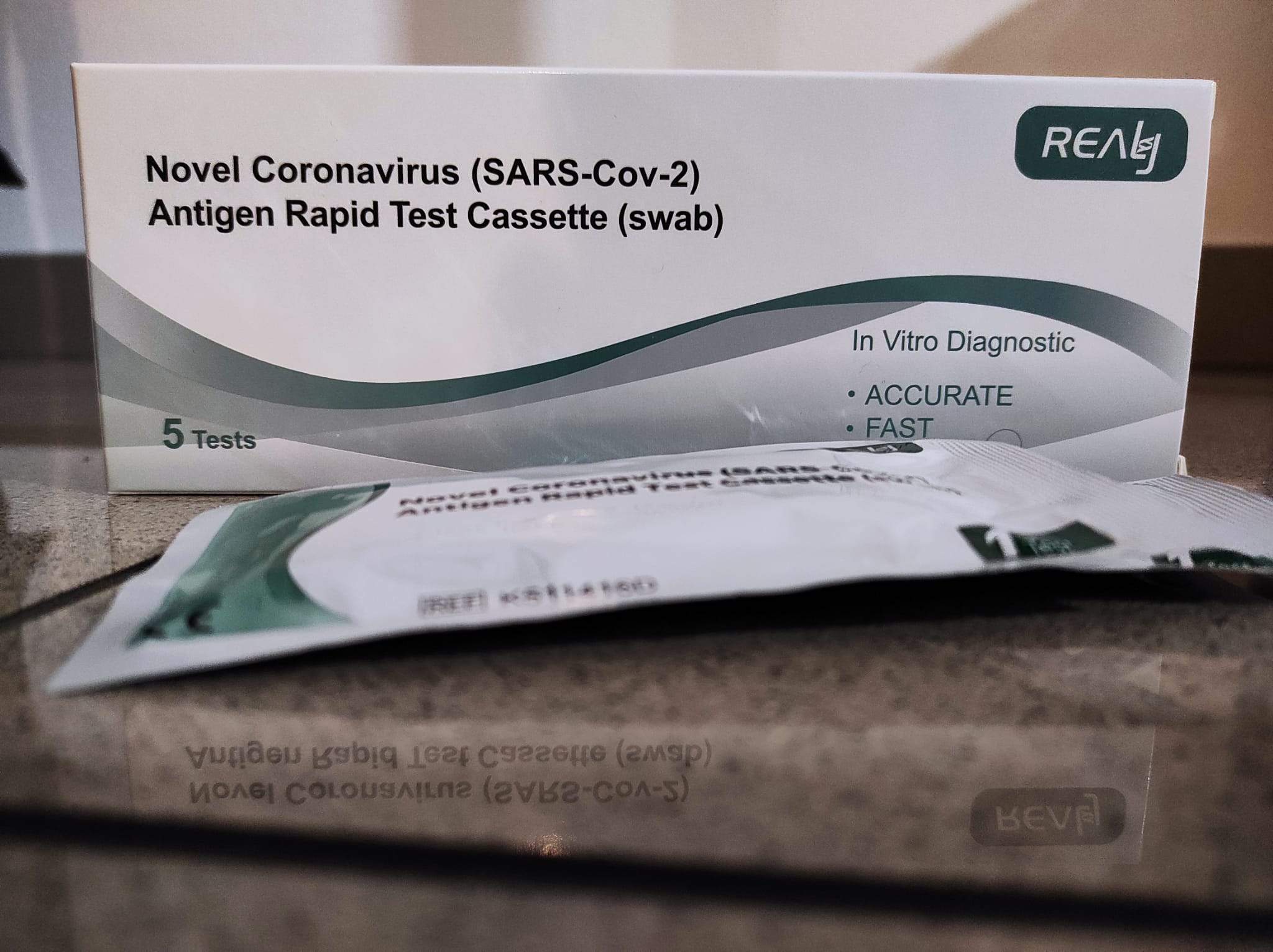 Una caixa de tests ràpids d'antígens.