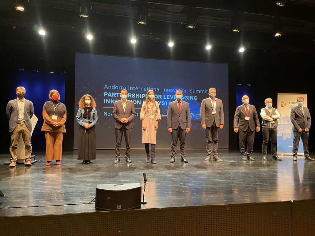 Foto de grup dels participants a la jornada d'aquest dijous.