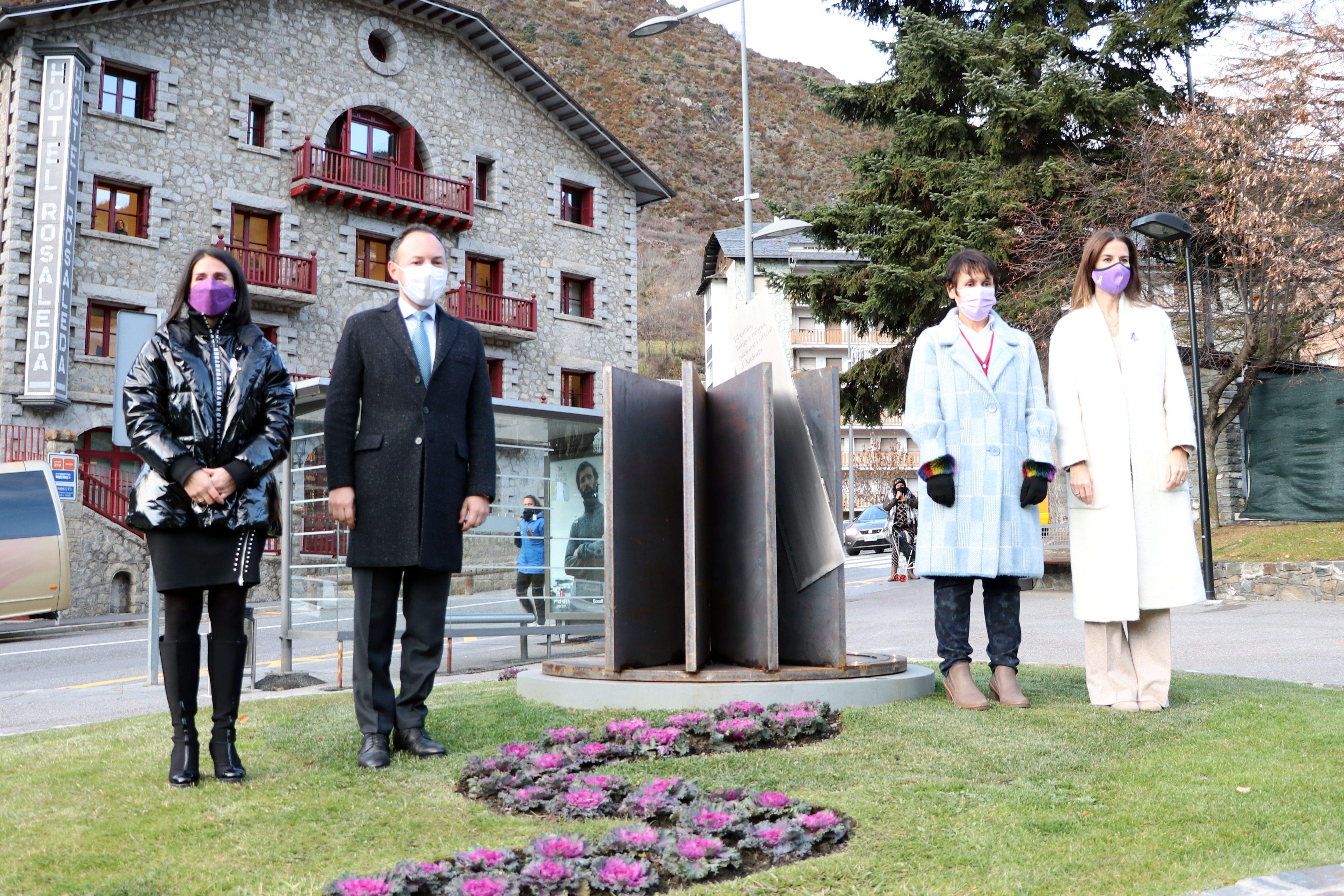 Mas, Espot, Suñé i Riva durant l'acte d'inauguració del monòlit.