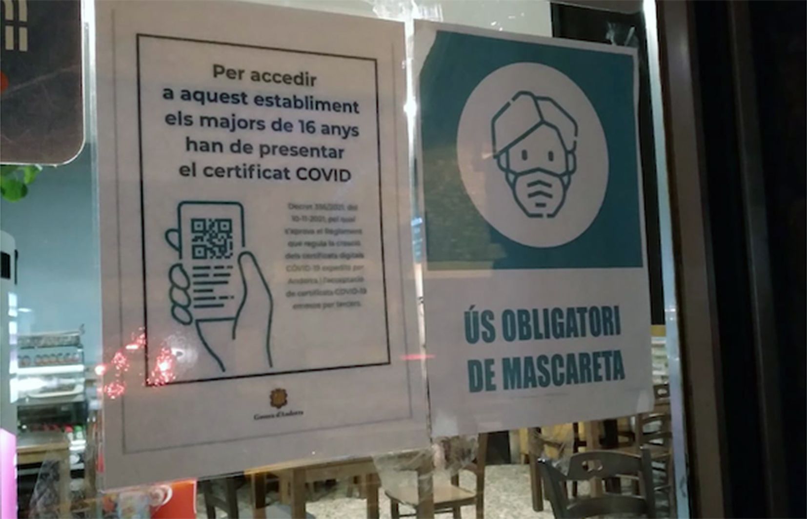 Rètols anunciant la nova exigència.