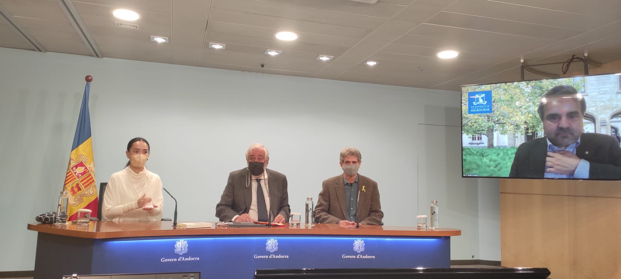 Els guardonats amb Vicenç Villatoro al centre de la taula.