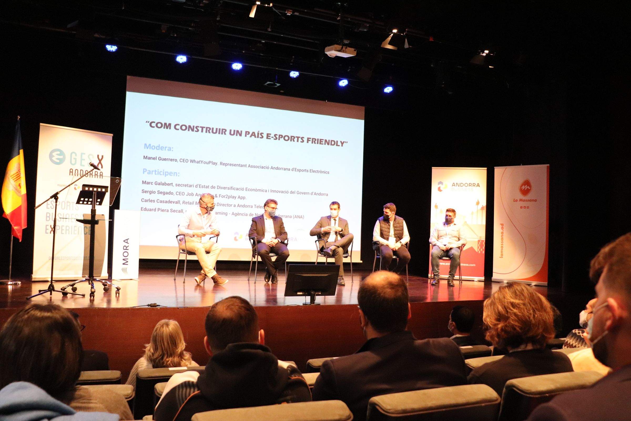 Un instant de la taula rodona al teatre de les Fontetes.