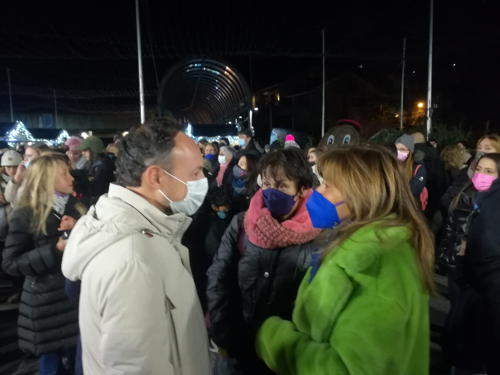 El cap de Govern, Xavier Espot, amb Conxita Marsol i Roser Suñé.