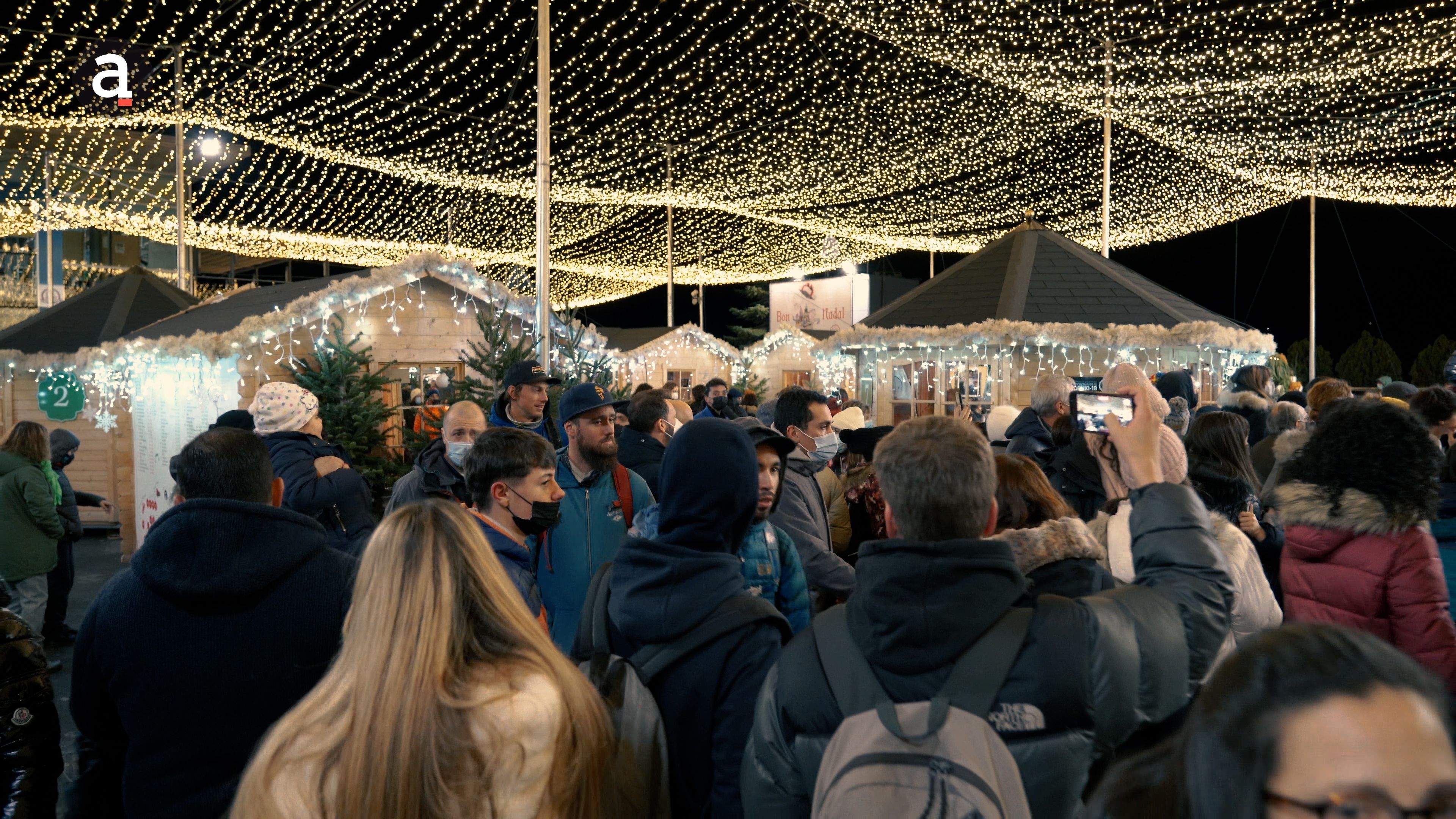 Una imatge de l'encesa de la il·luminació al Poblet de Nadal.