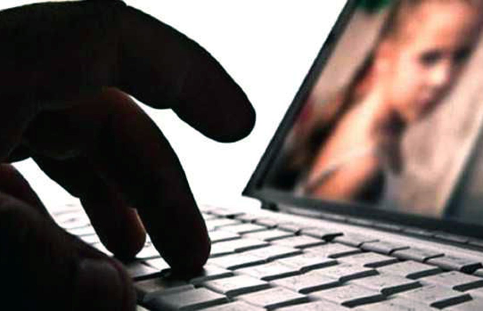 Imatge simulada de consulta de pornografia. Imatge simulada de consulta de pornografia.