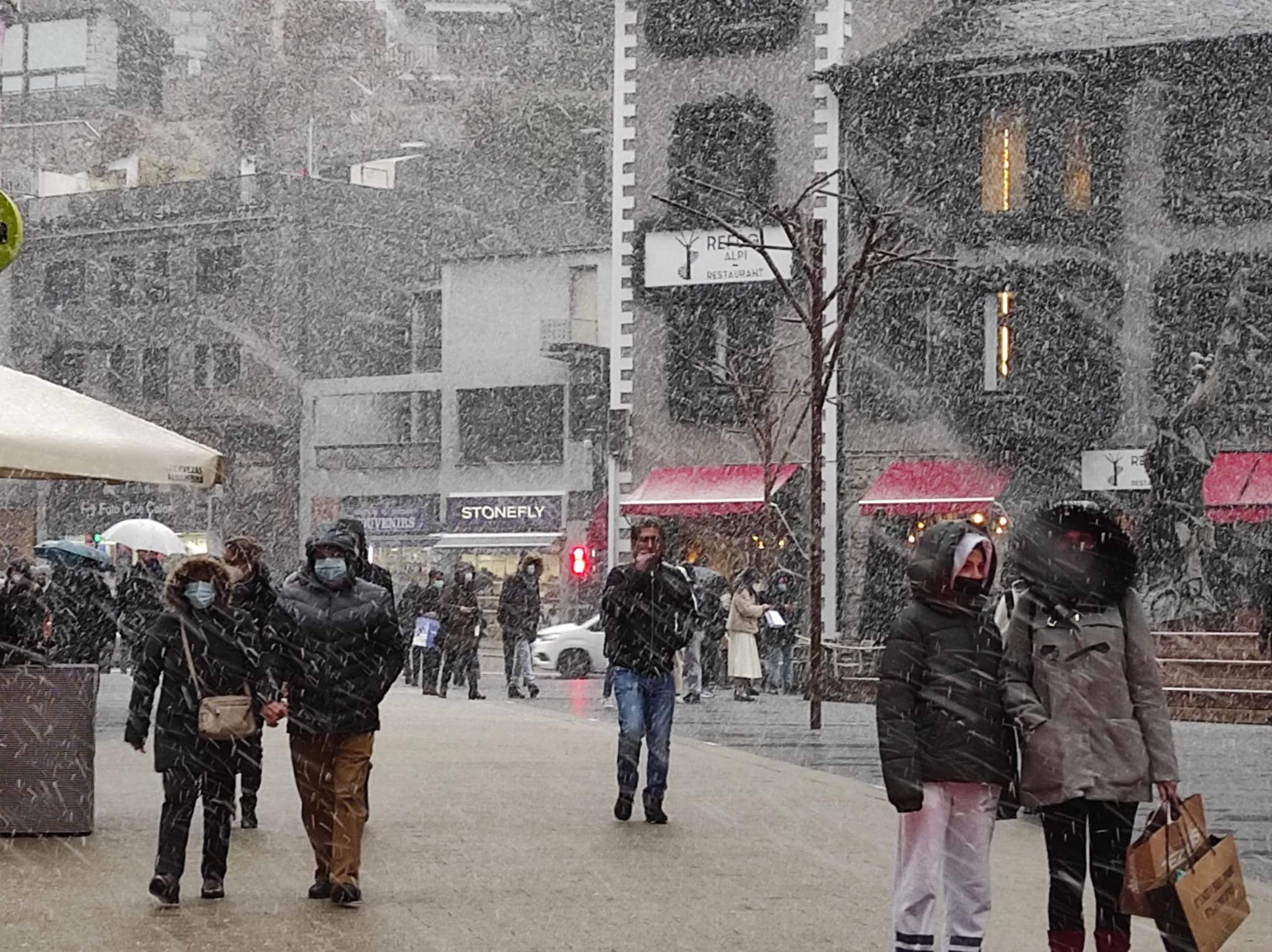 Vianants passejant aquest dissabte al matí a la Rotonda d'Andorra la Vella.