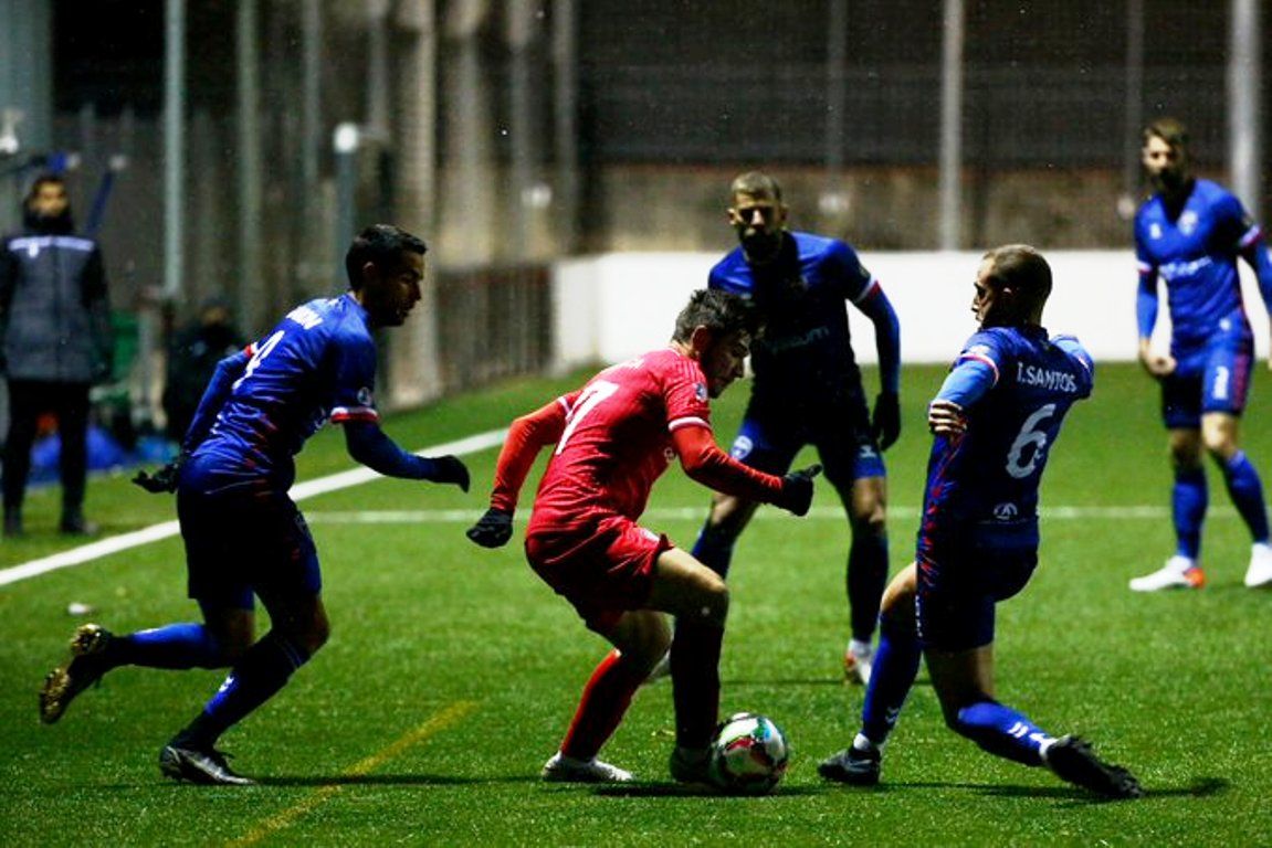 Una jugada de la primera part del duel escaldenc abans que la neu fes acte de presència.