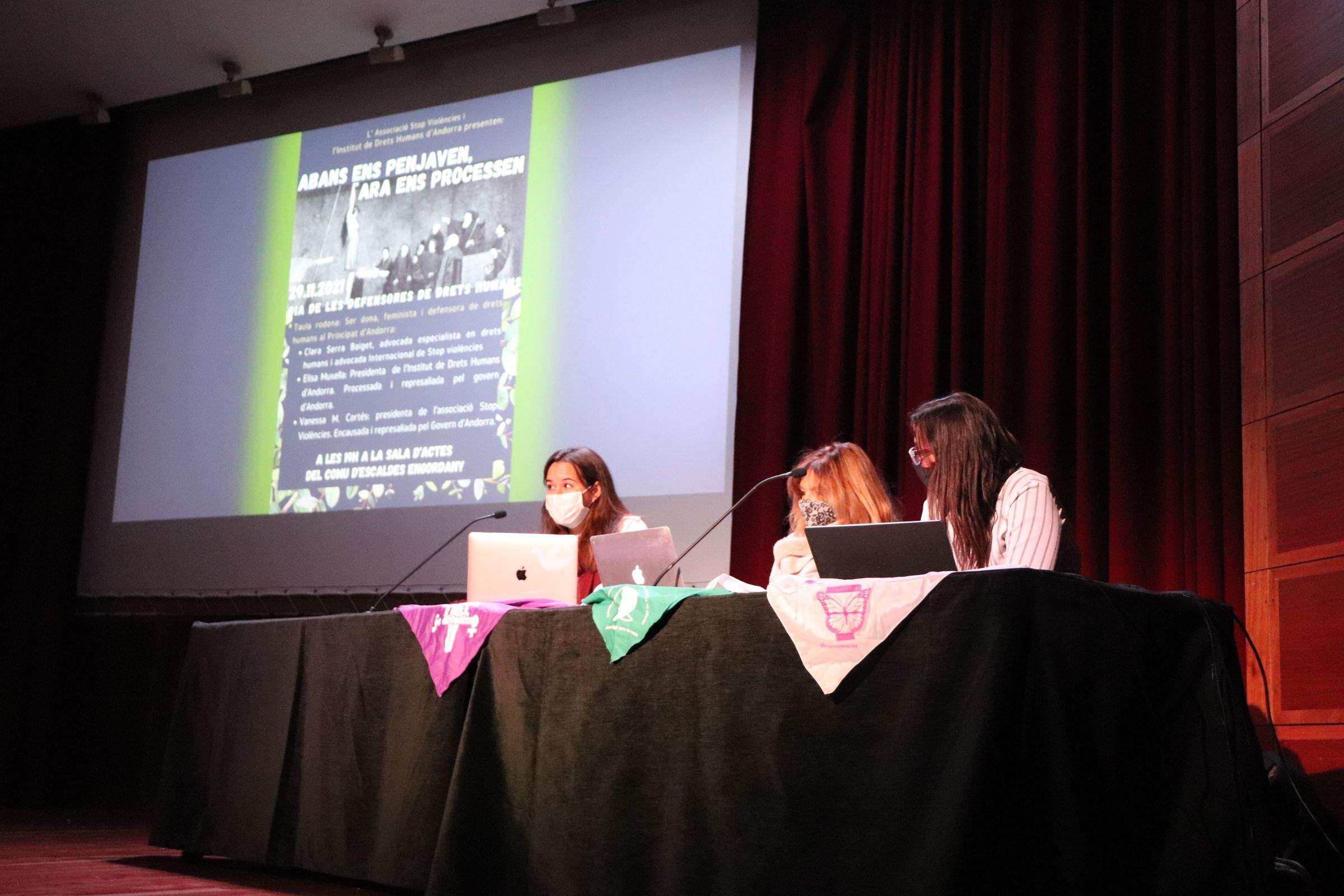 Clara Serra, Elisa Muxella i Vanessa M. Cortés durant la taula rodona.