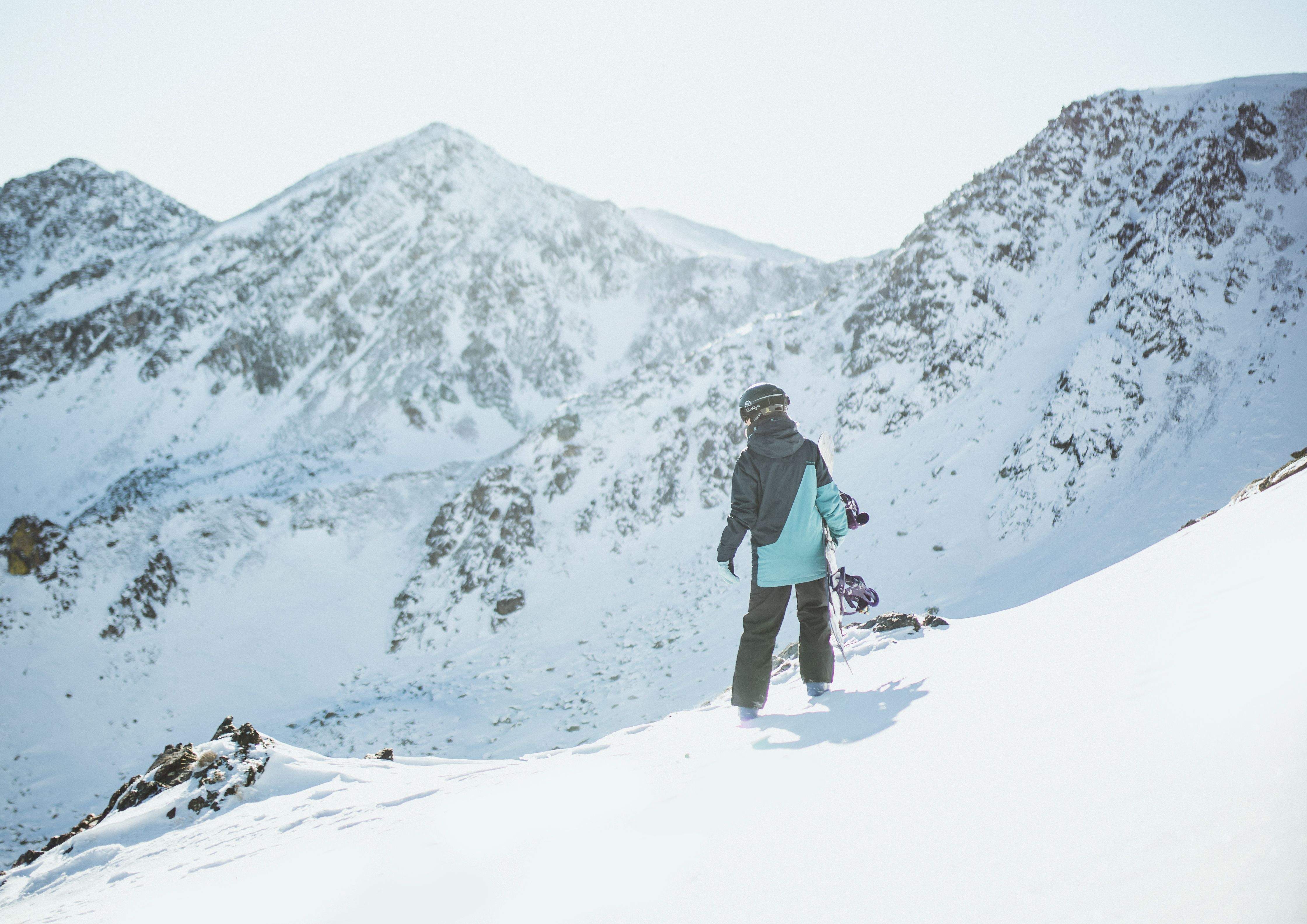 Un practicant de surf de neu observa l'estat de la pista.