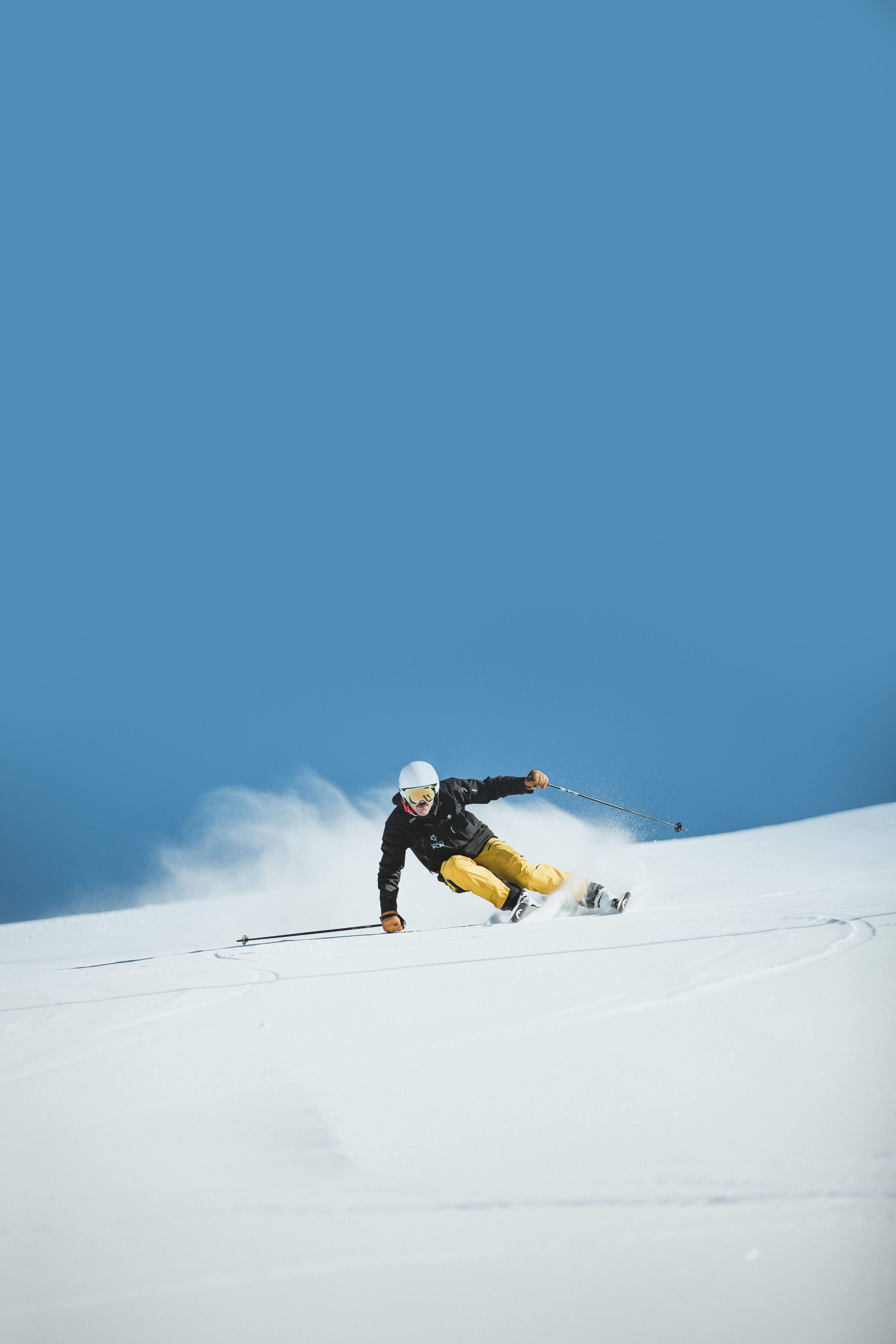 Un esquiador fa un dels primers descensos de la temporada a Grandvalira.