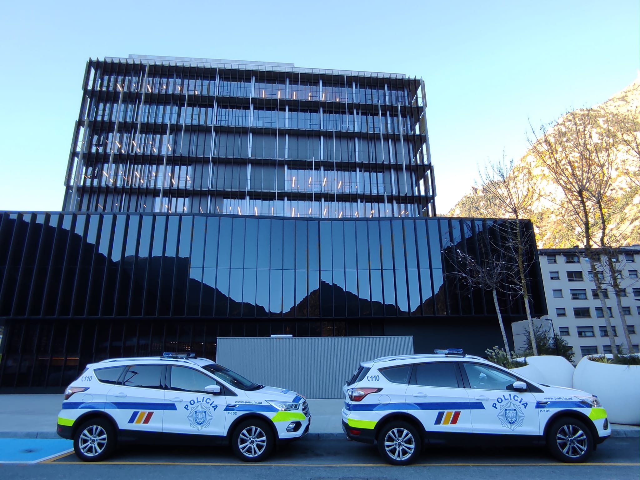 Cotxes policials avant la Seu de la Justícia. Cotxes policials avant la Seu de la Justícia.