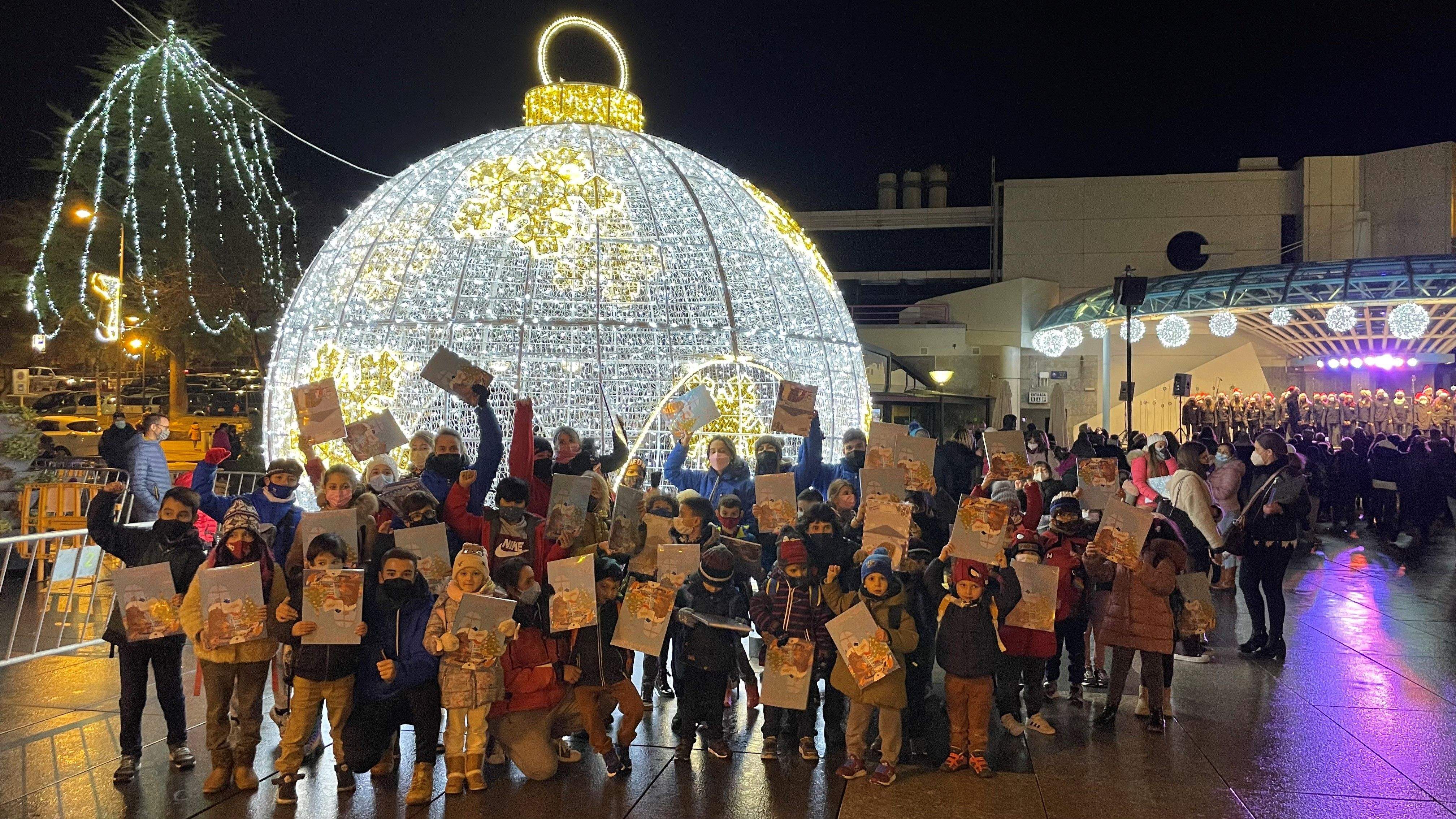 Un instant de l'acte d'encesa de llums a la plaça dels Arínsols.