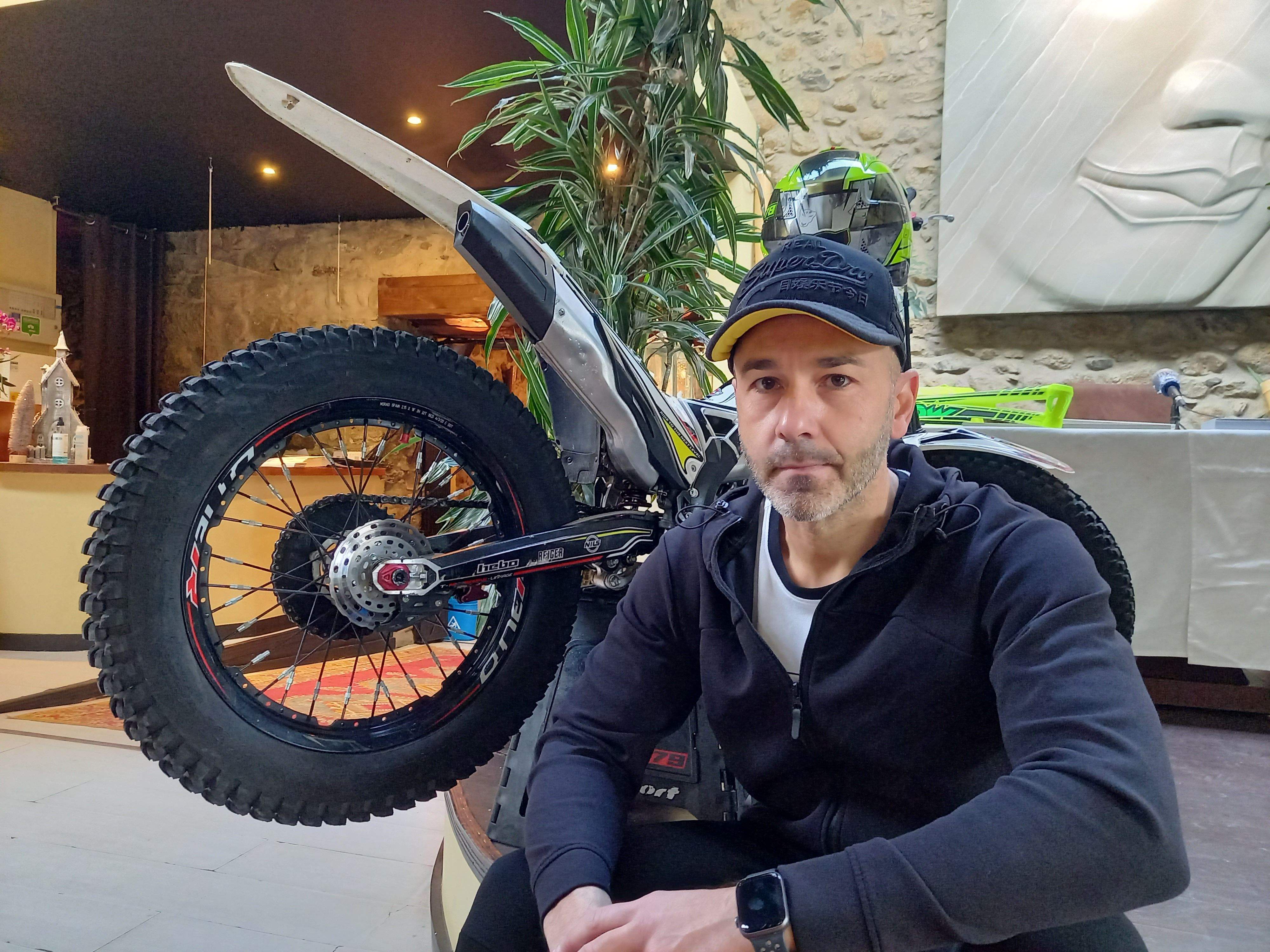 Xavi Casas, amb la seva moto al fons.