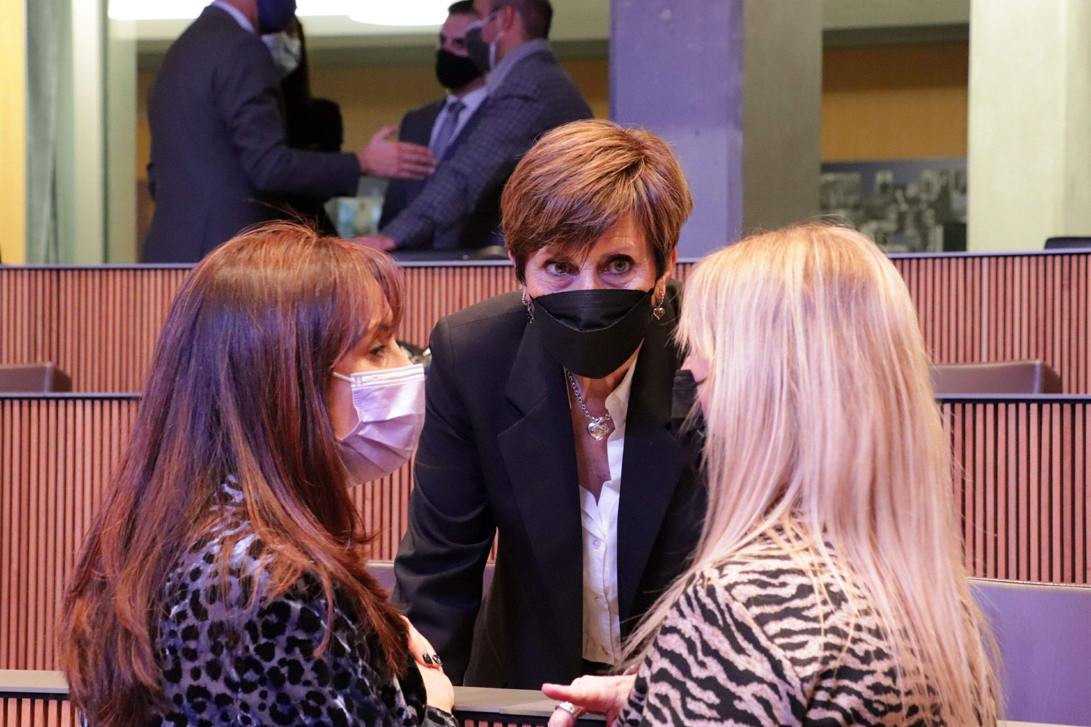 Mònica Bonell, a l'esquerra, ha justificat la decisió de mantenir l'opacitat d'AREB i AFA. Mònica Bonell, a l'esquerra, ha justificat la decisió de mantenir l'opacitat d'AREB i AFA.