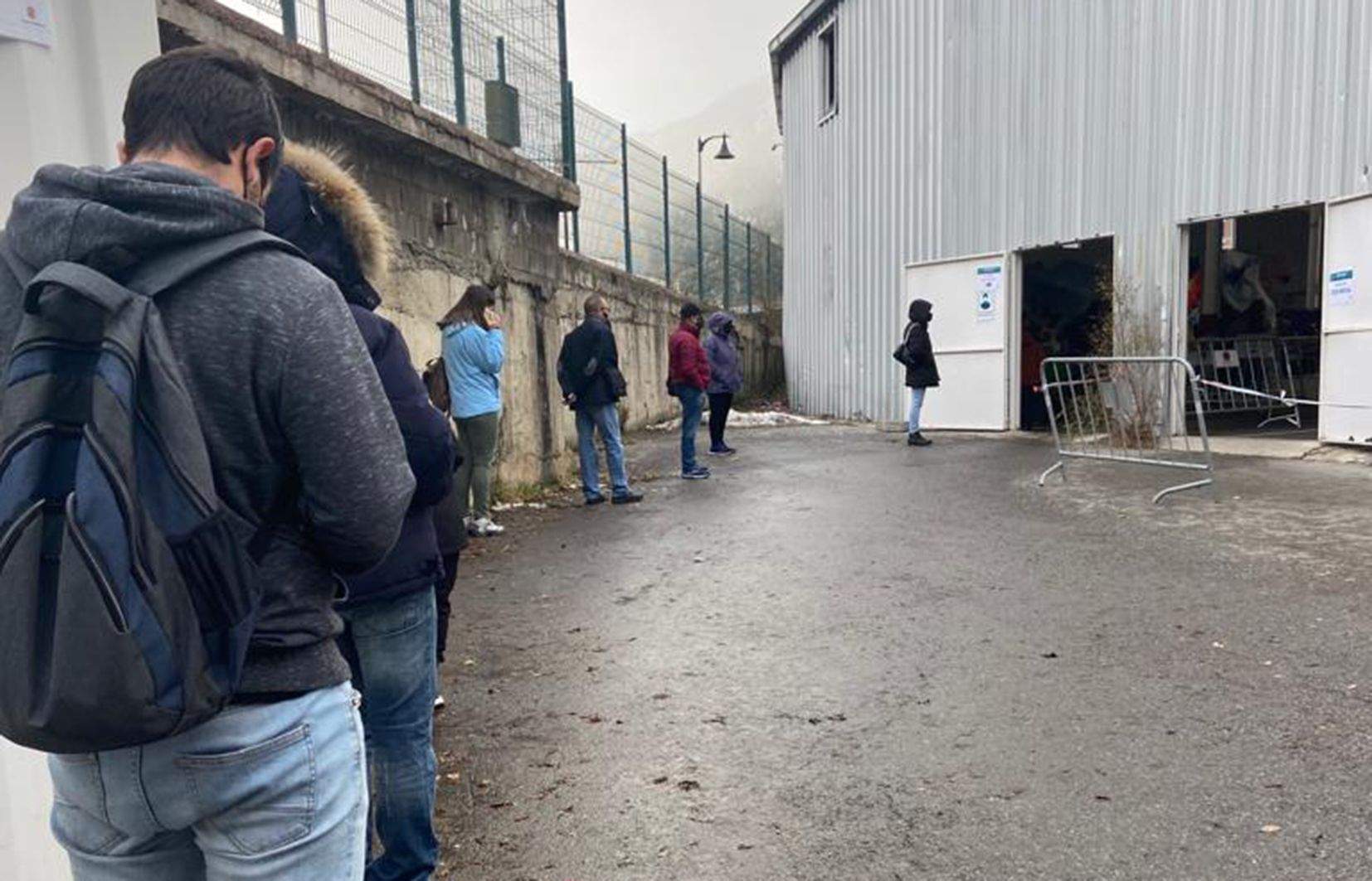 Cues a l'exterior de l'antiga plaça de Braus aquest dijous.