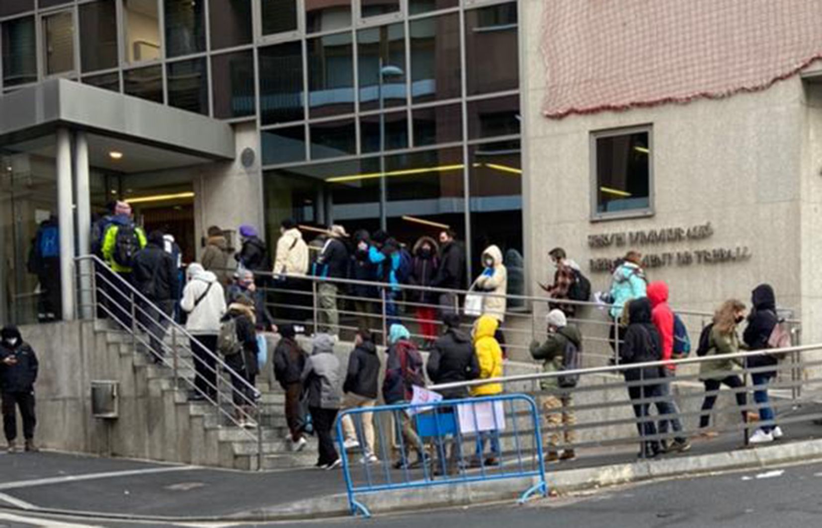 Temporers fent cua a la porta d'Immigració. Temporers fent cua a la porta d'Immigració.
