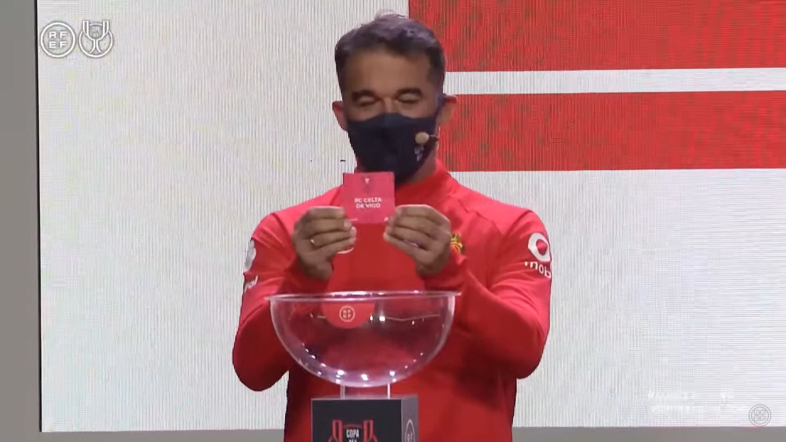 L'entrenador del Mallorca, Luis García Plaza, ensenya el paper amb el rival tricolor, el Celta.