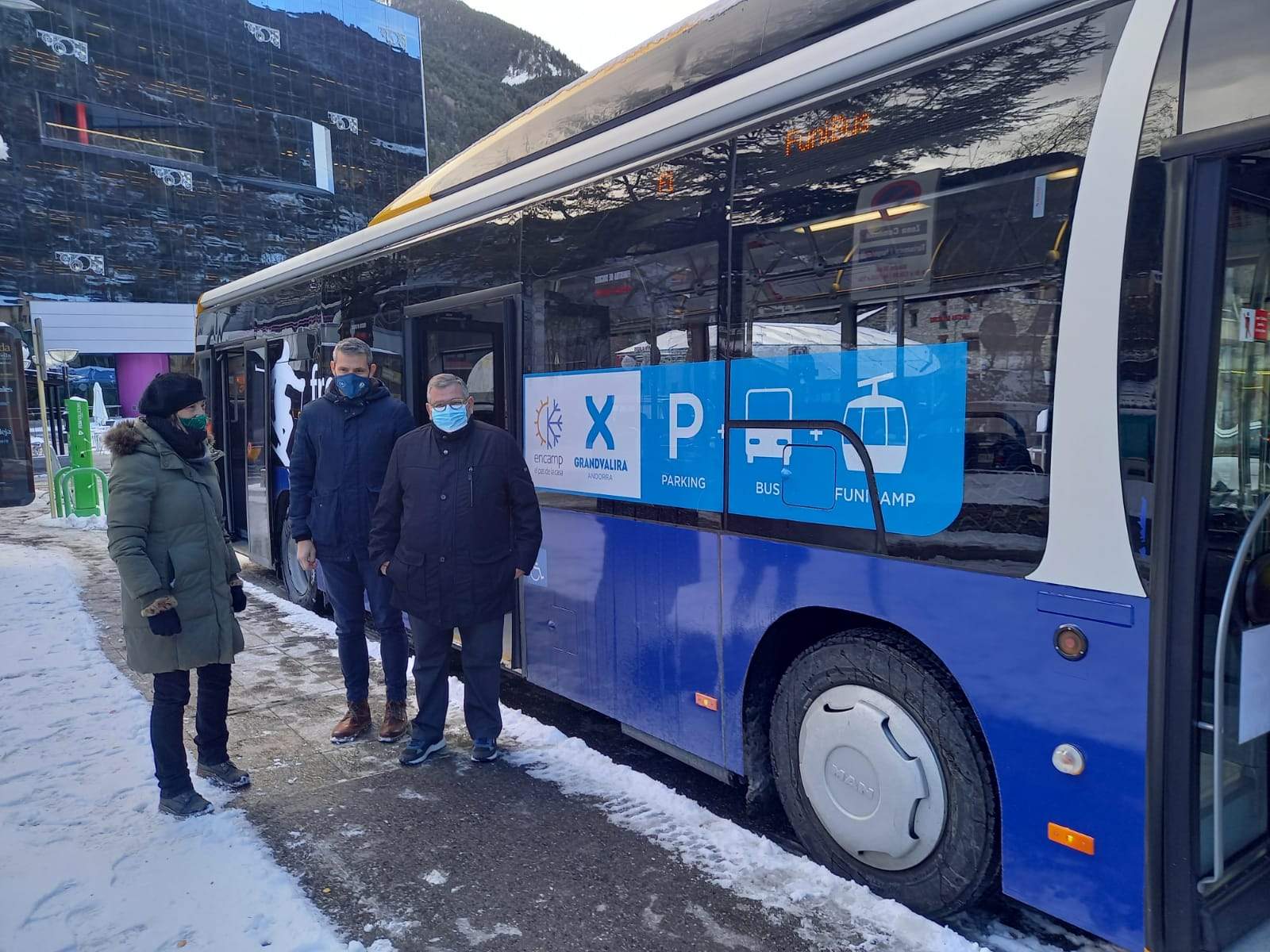 Rascagneres, al costat del bus que traslladarà els esquiadors dels pàrquings al Funicamp.