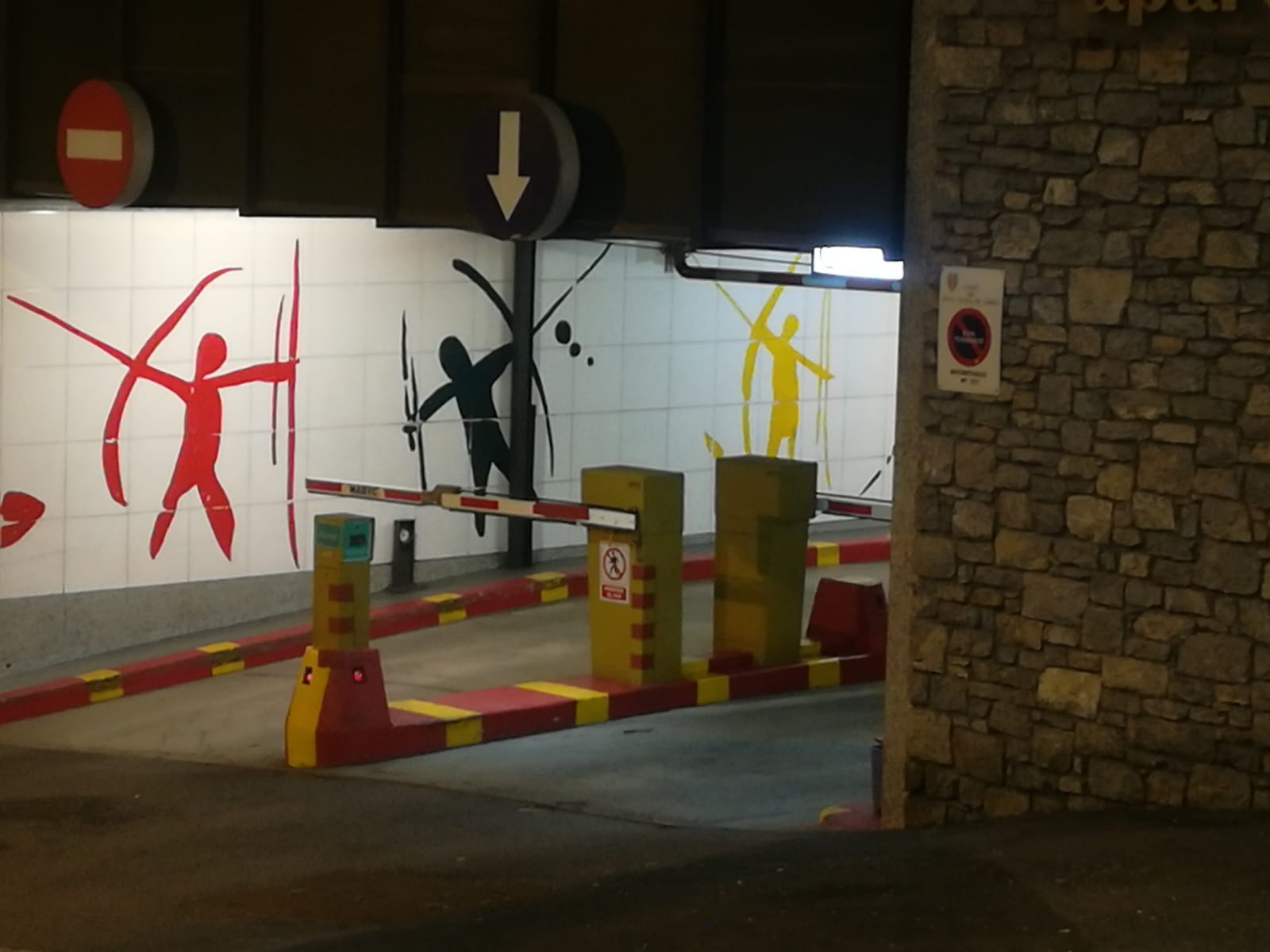 Les barreres de l'aparcament on hi ha el box implicat en la causa.