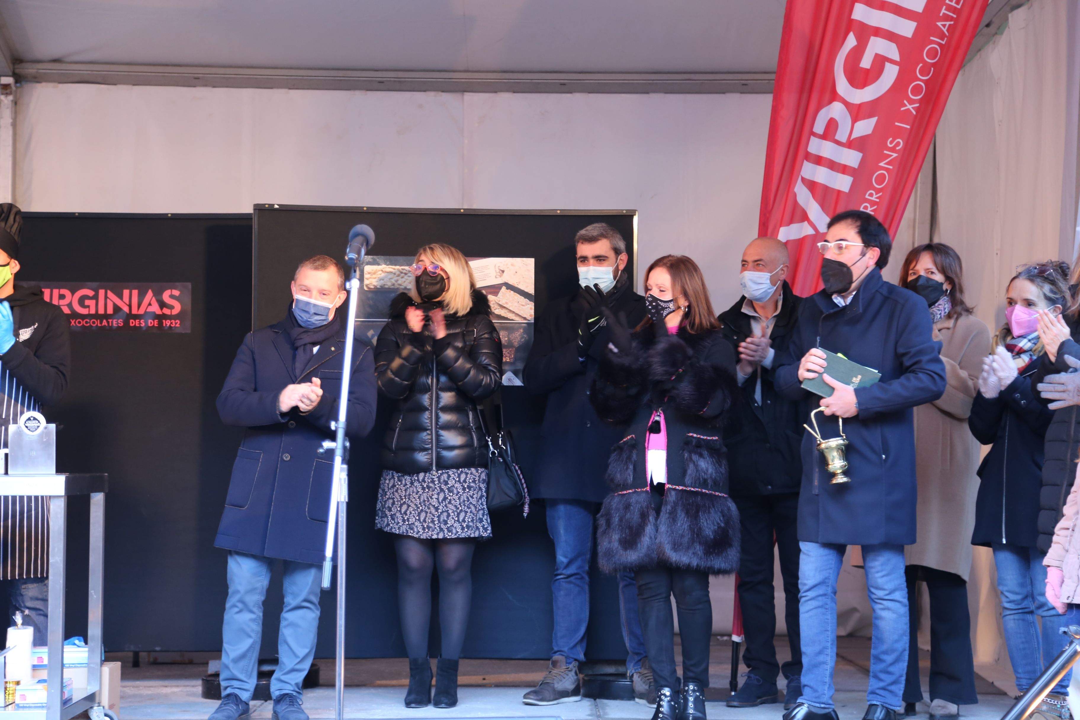 Les autoritats comunals i mossèn Pepe Chisvert inaugurant la fira aquest dissabte.