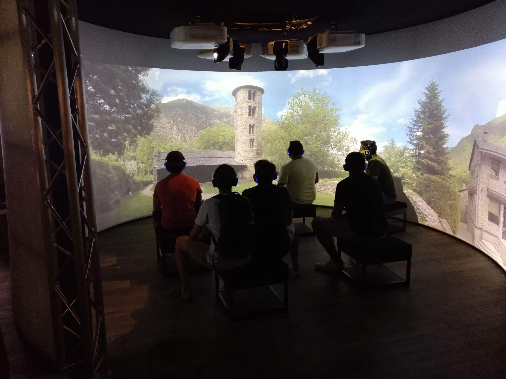 Alguns dels visitants mirant un audiovisual sobre el país.