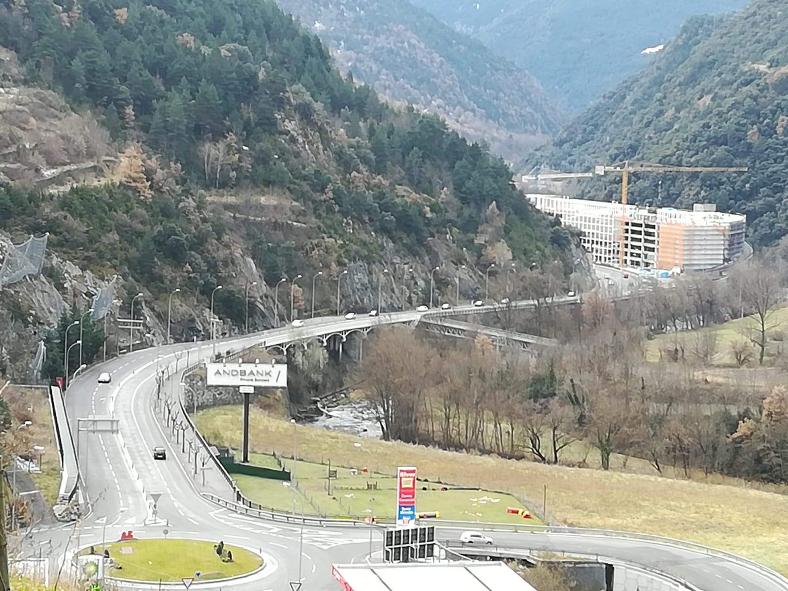 Una vista d'aquest migdia a la CG-1, entre la frontera i Sant Julià.