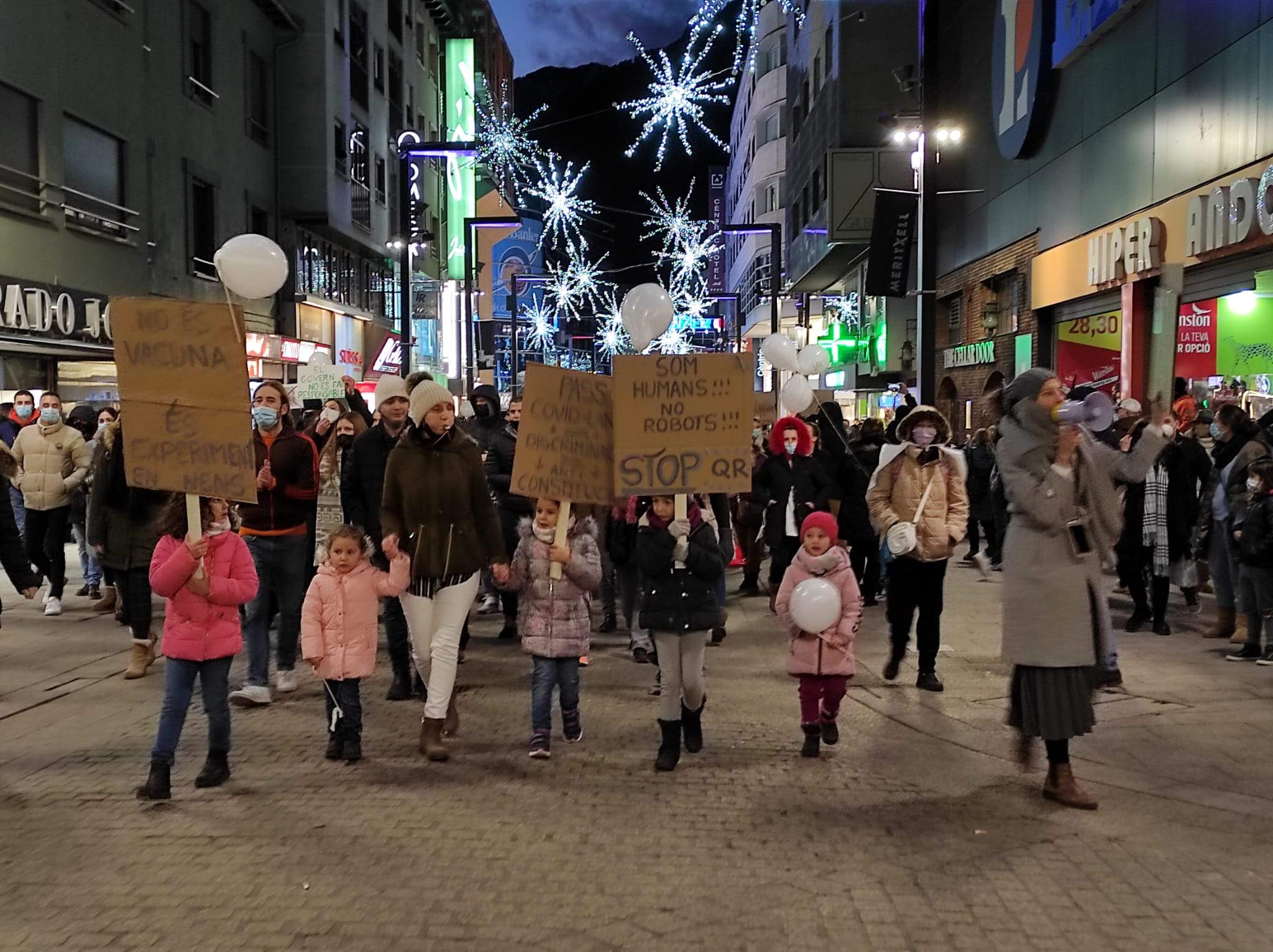 La capçalera de la manifestació del passat dissabte, amb molts infants.