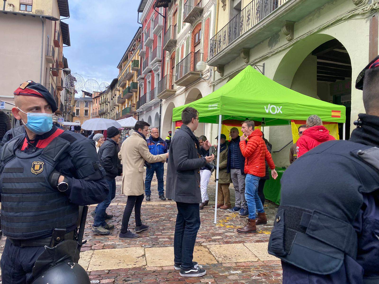 Gerardo Vizmanos, al centre amb anorac taronja, durant la protesta. Gerardo Vizmanos, al centre amb anorac taronja, durant la protesta.