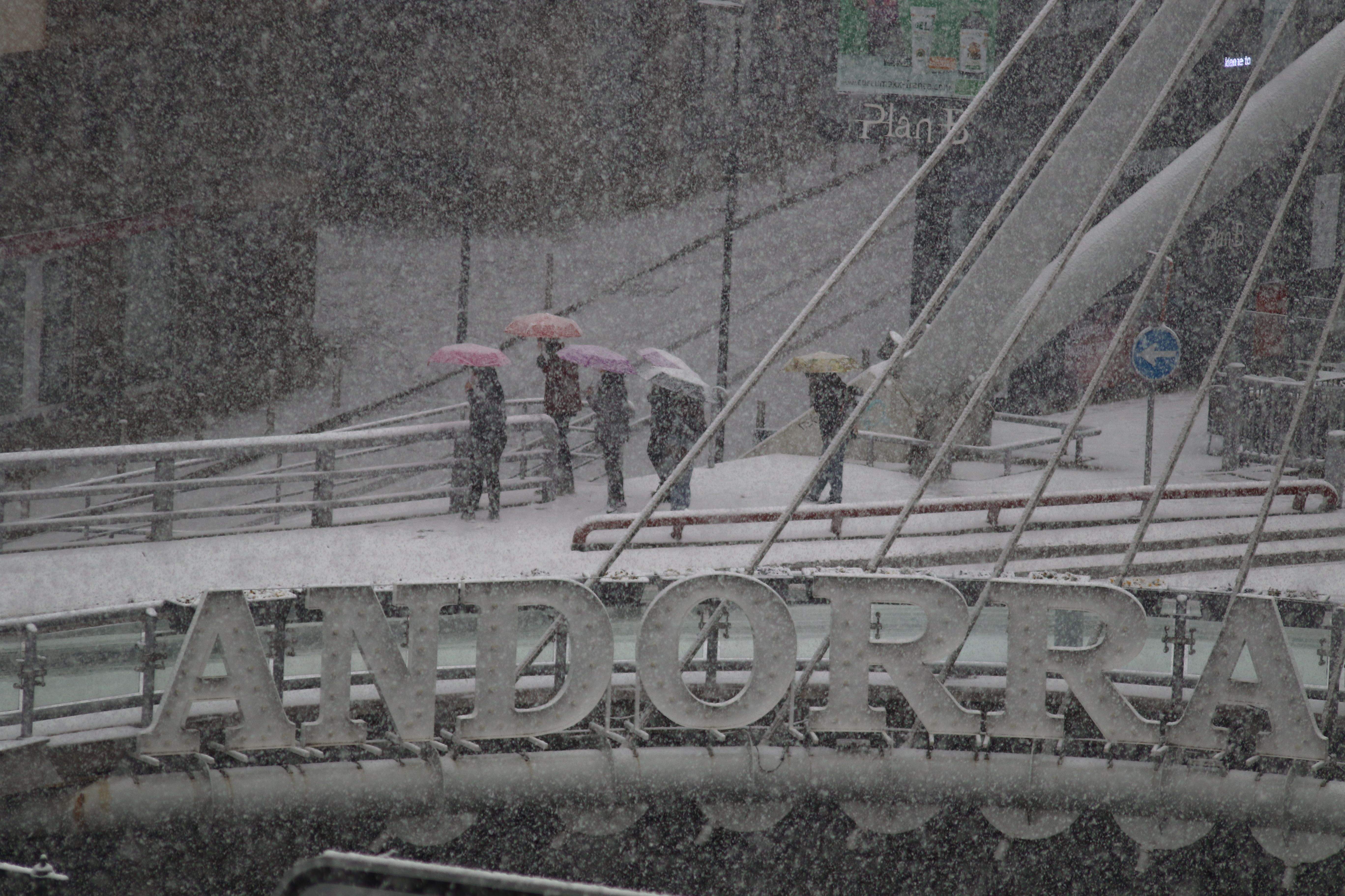 Una nevada a Andorra la Vella durant l'hivern.