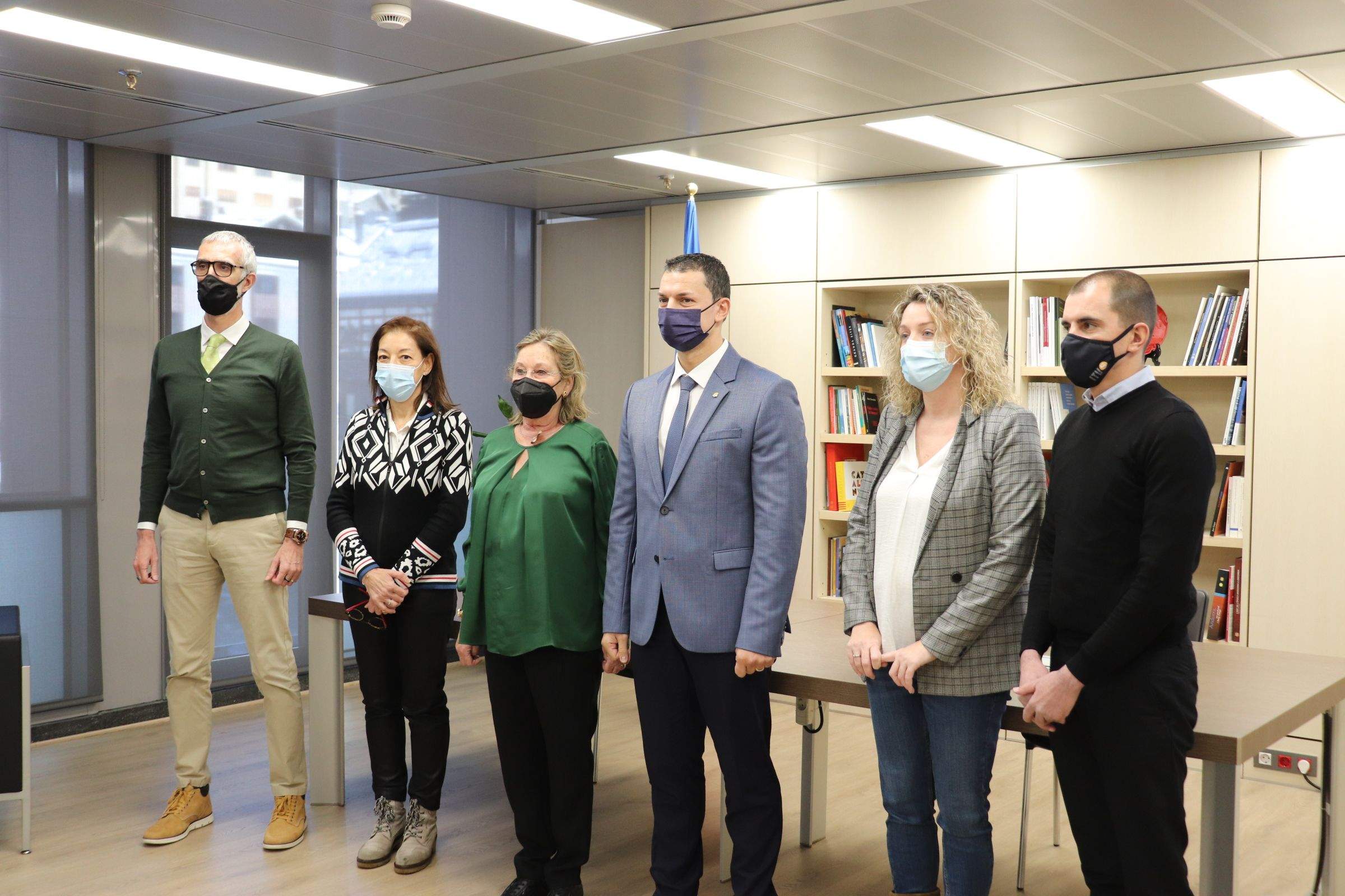 Els representants de les tres empreses durant la signatura.