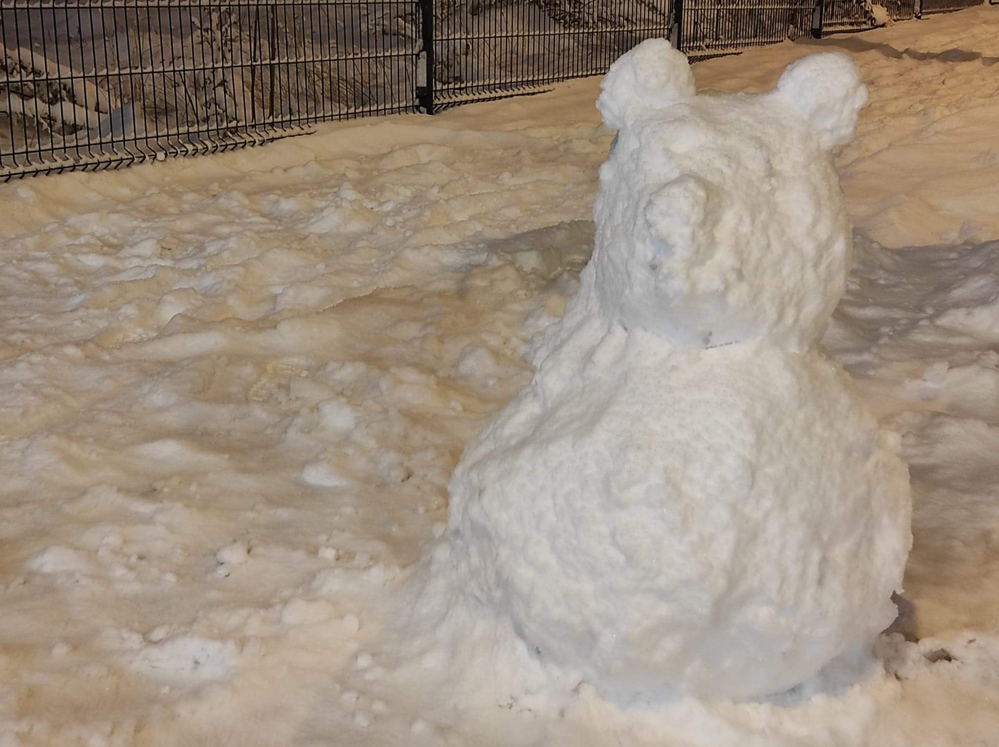 Un ninot de neu en un carrer del Principat aquesta nit de diumenge.