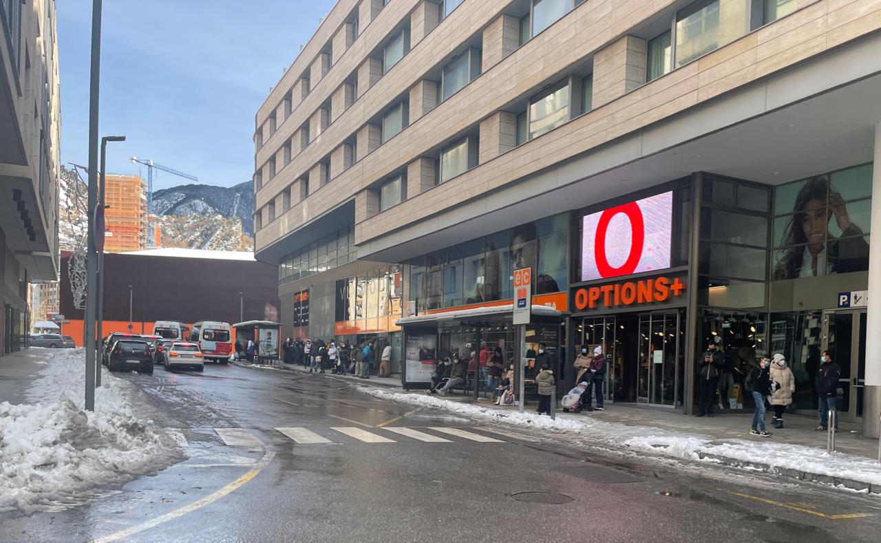 Usuaris esperant a una parada que arribi un bus.