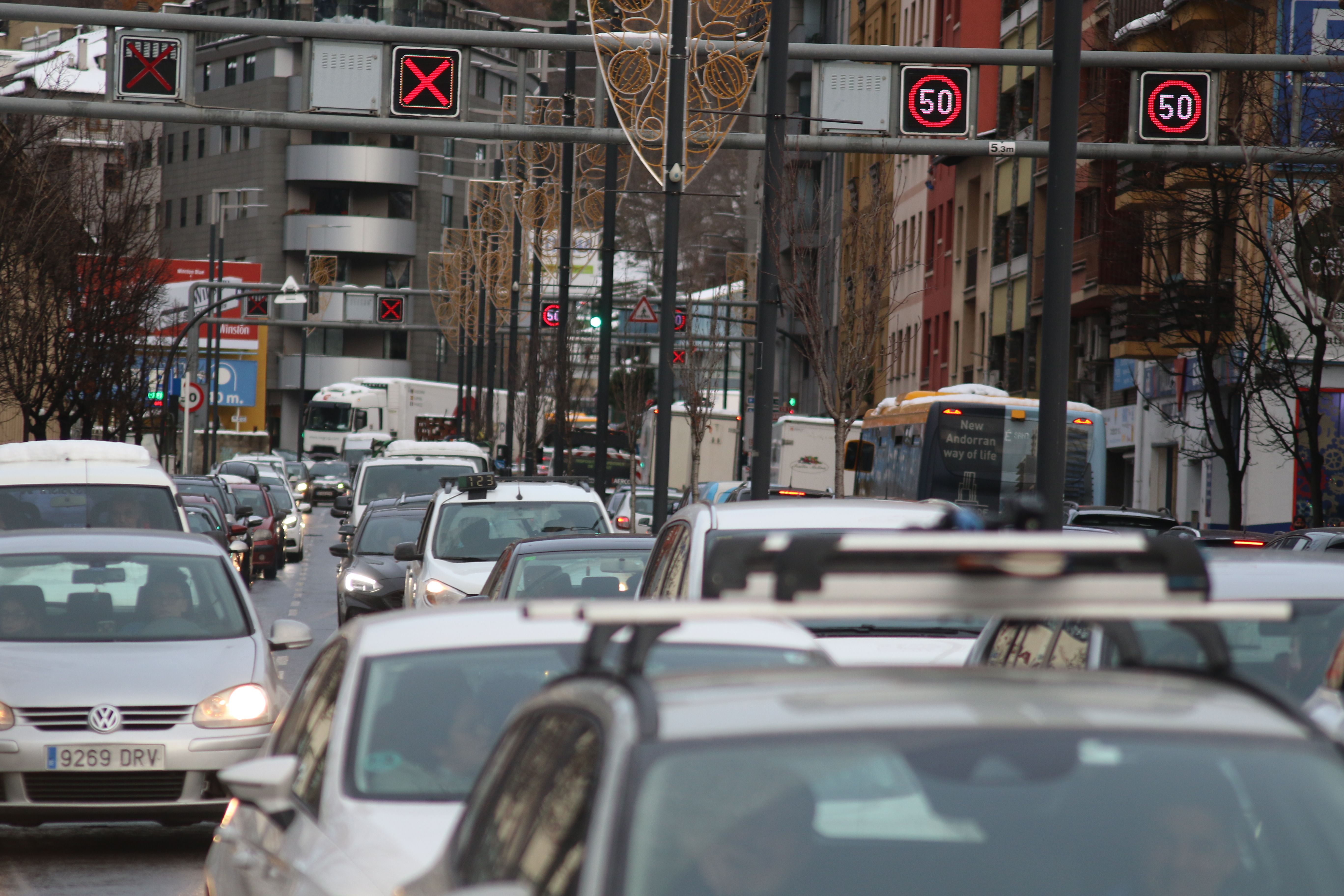 L'avinguda Tarragona d'Andorra la Vella plena a vessar.