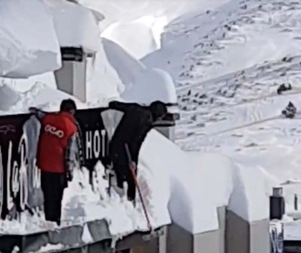 Les dues persones retirant la neu sense cap element de seguretat.