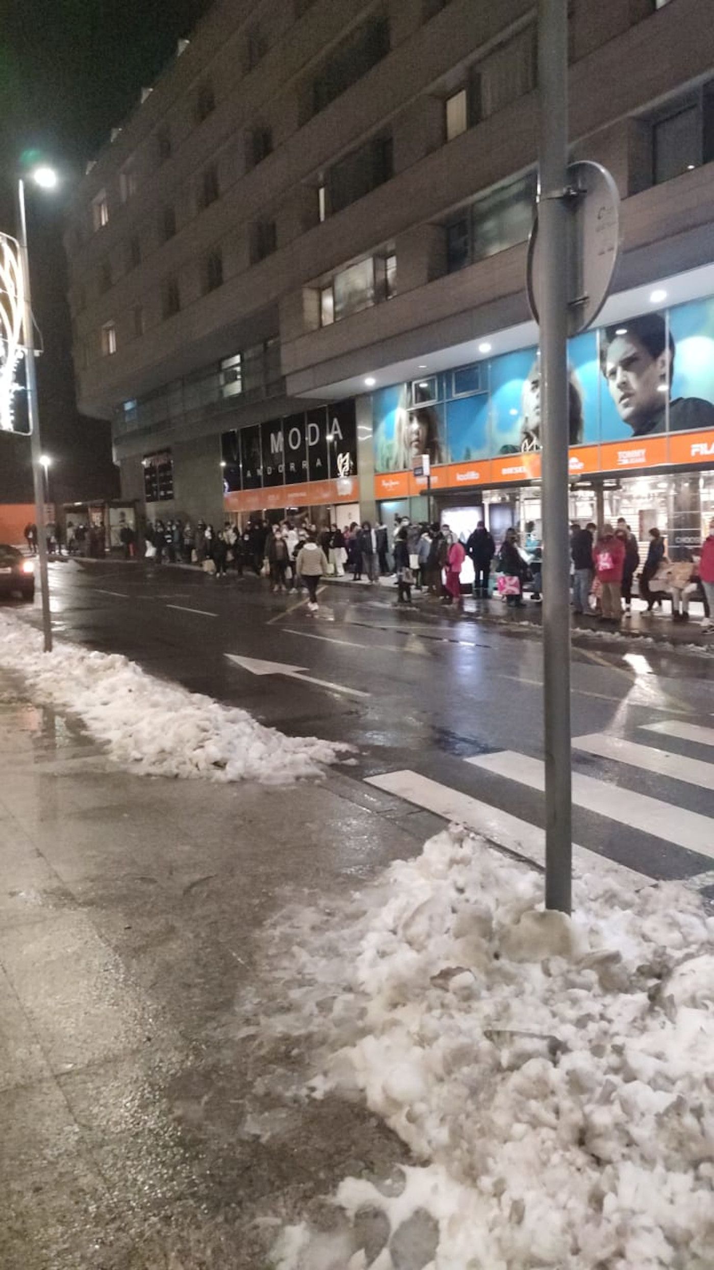 Usuaris esperant a una parada que arribi un bus. Usuaris esperant a una parada que arribi un bus.