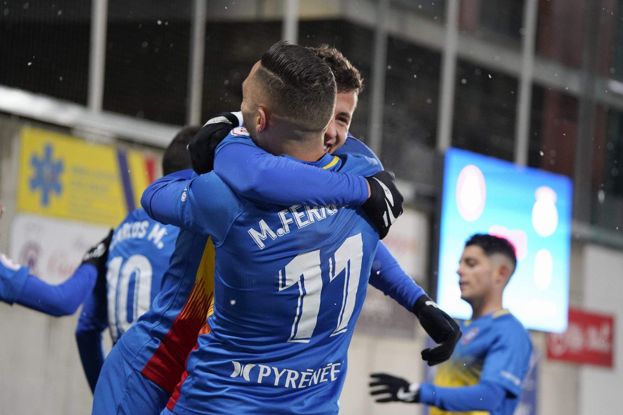 Marc Fernández s'abraça a Ruben Bovern celebrant un dels gols.