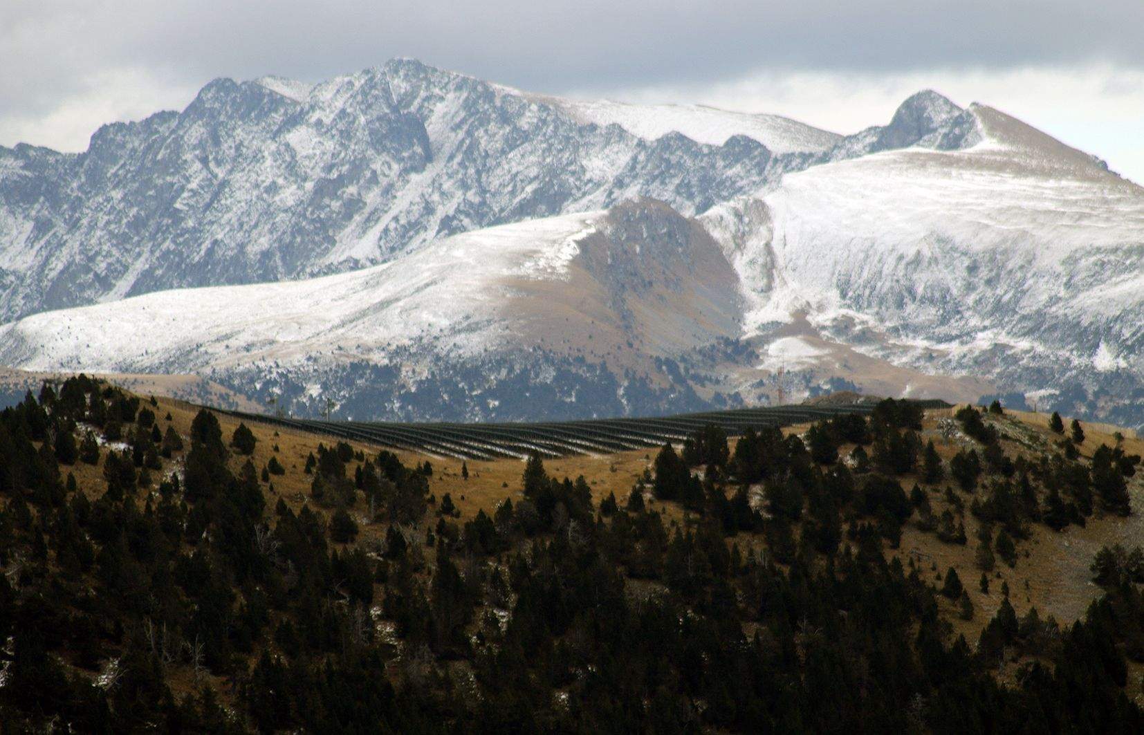 L'estesa dels suports per als panells solars vista des del port de Cabús.