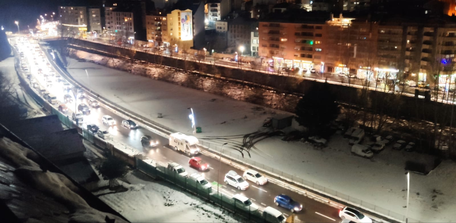 Retencions al vial de Sant Julià aquesta nit de dilluns. Retencions al vial de Sant Julià aquesta nit de dilluns.