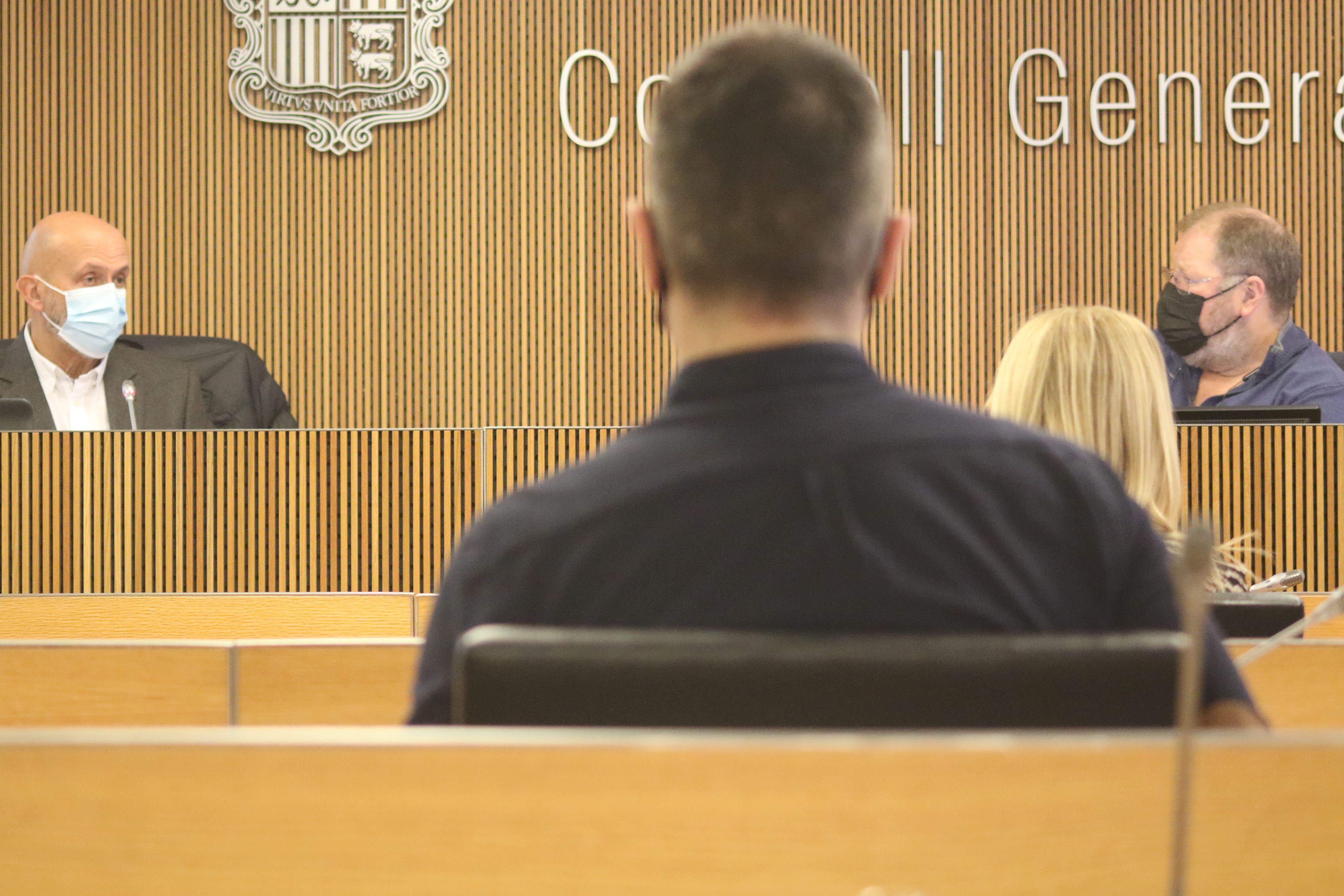 Joan Martínez Benazet davant la comissió legislativa que presideix Jordi Font (dreta).