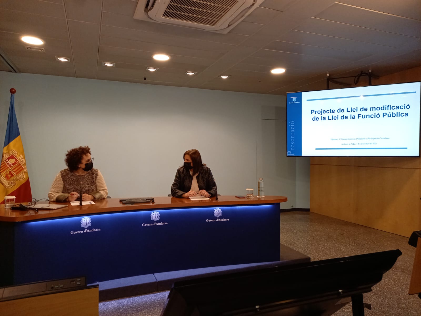 Pallarés i Marín es miren en els moments previs a la roda de premsa.