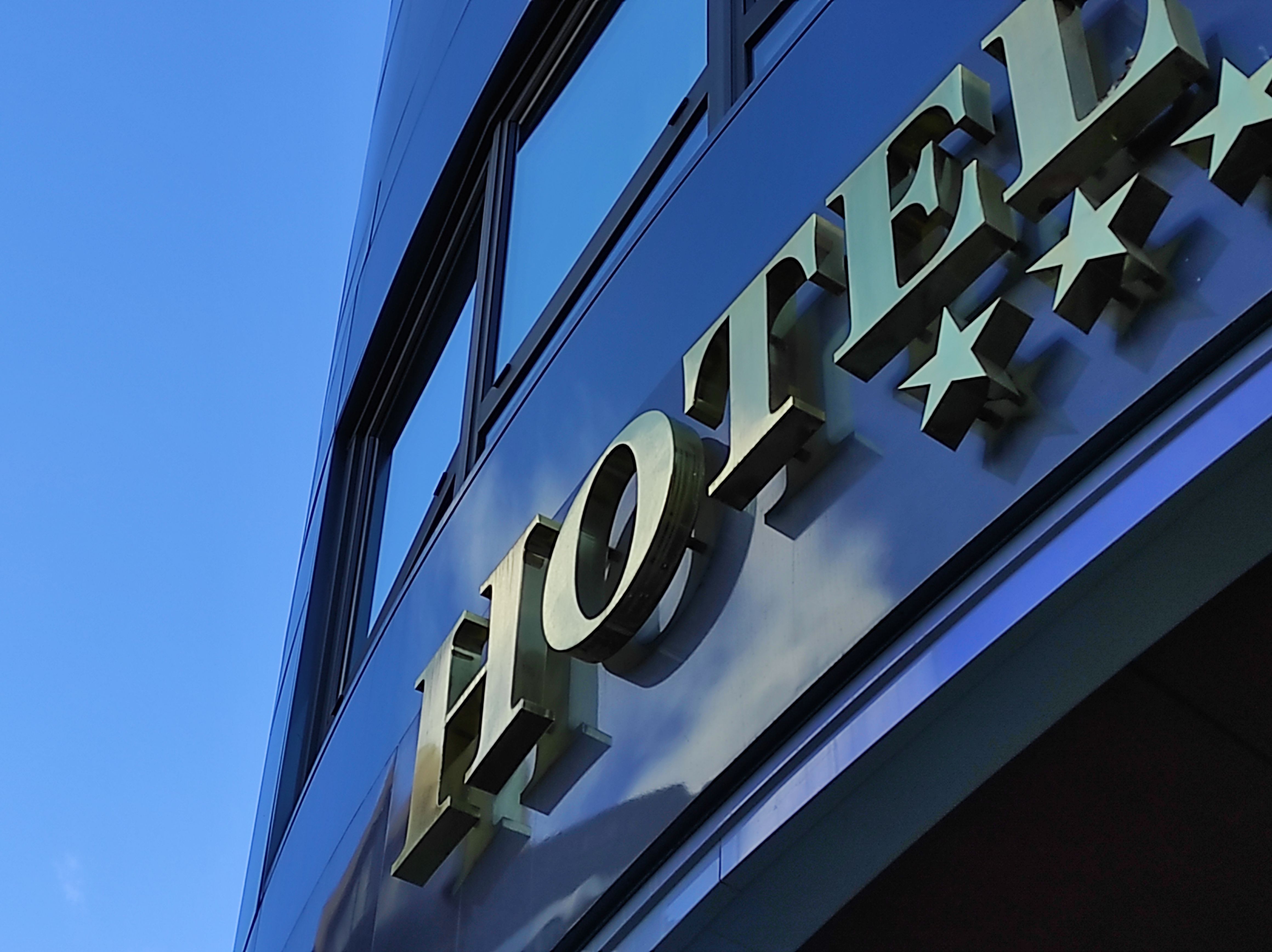 El rètol d'un establiment hoteler del país.