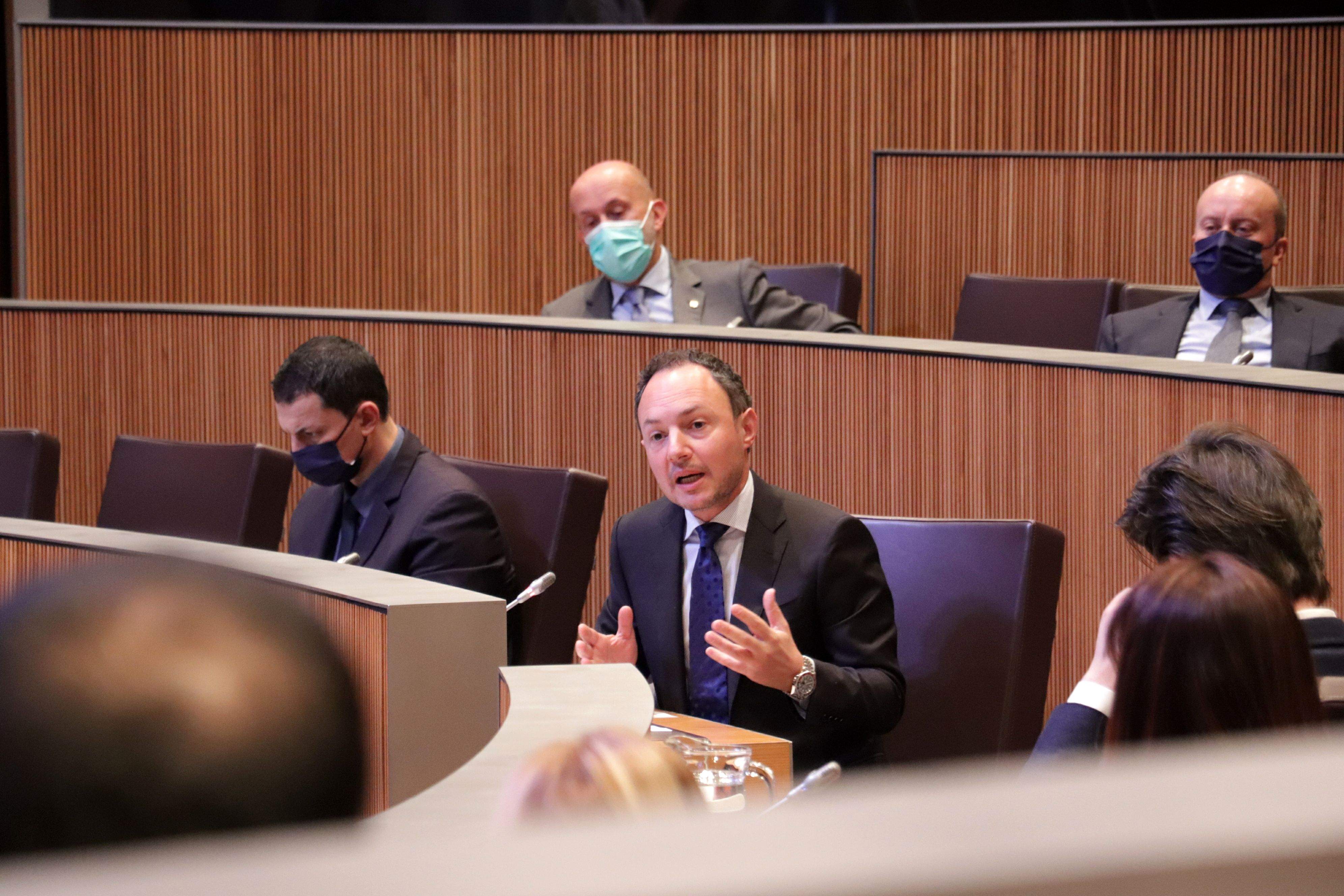 Xavier Espot dirigint-se a la bancada socialdemòcrata durant l'intercanvi de parers.