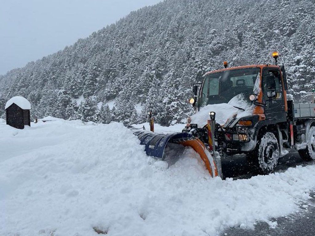 Una màquina llevaneus neteja una carretera.